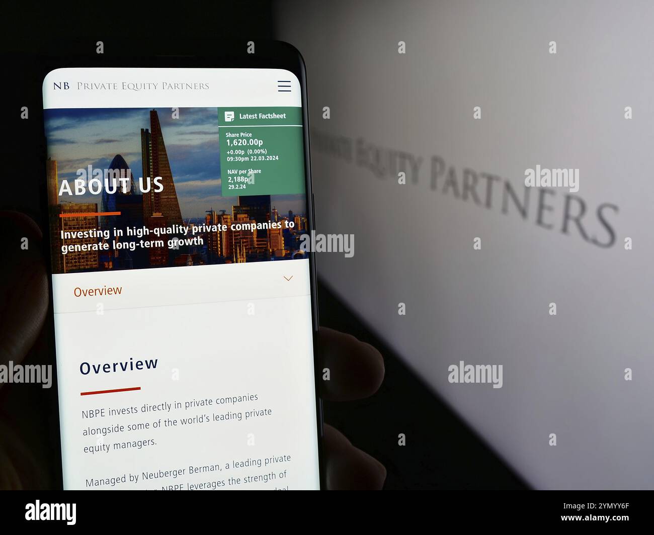 Stoccarda, Germania, 03-25-2024: Persona che detiene il cellulare con pagina web della società britannica NB Private Equity Partners Ltd. (NBPE) con logo. Concentratevi su ce Foto Stock