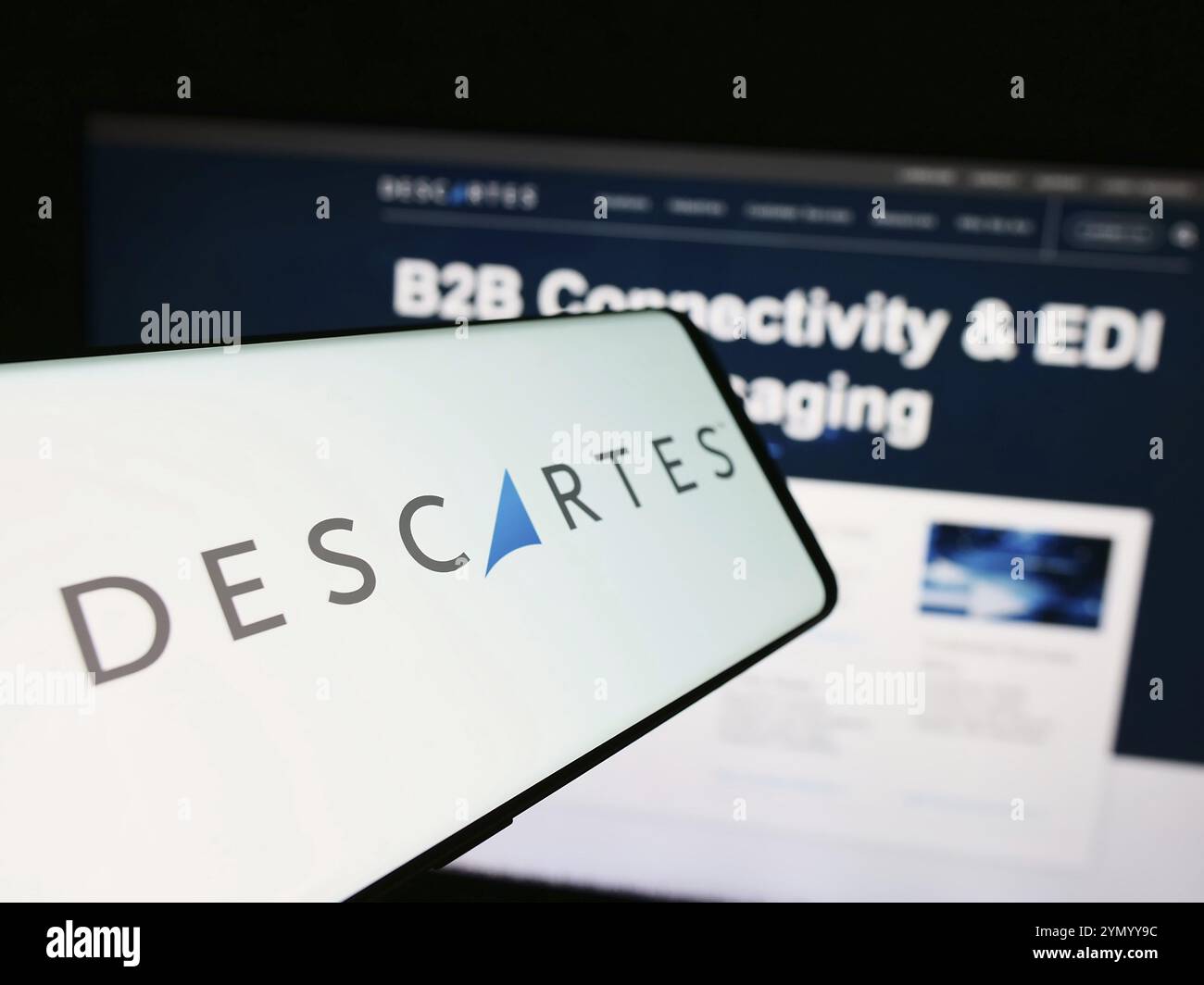 Stoccarda, Germania, 05-27-2024: Cellulare con logo della società canadese The Descartes Systems Group Inc. Davanti al sito Web aziendale. Concentrati sul centro Foto Stock