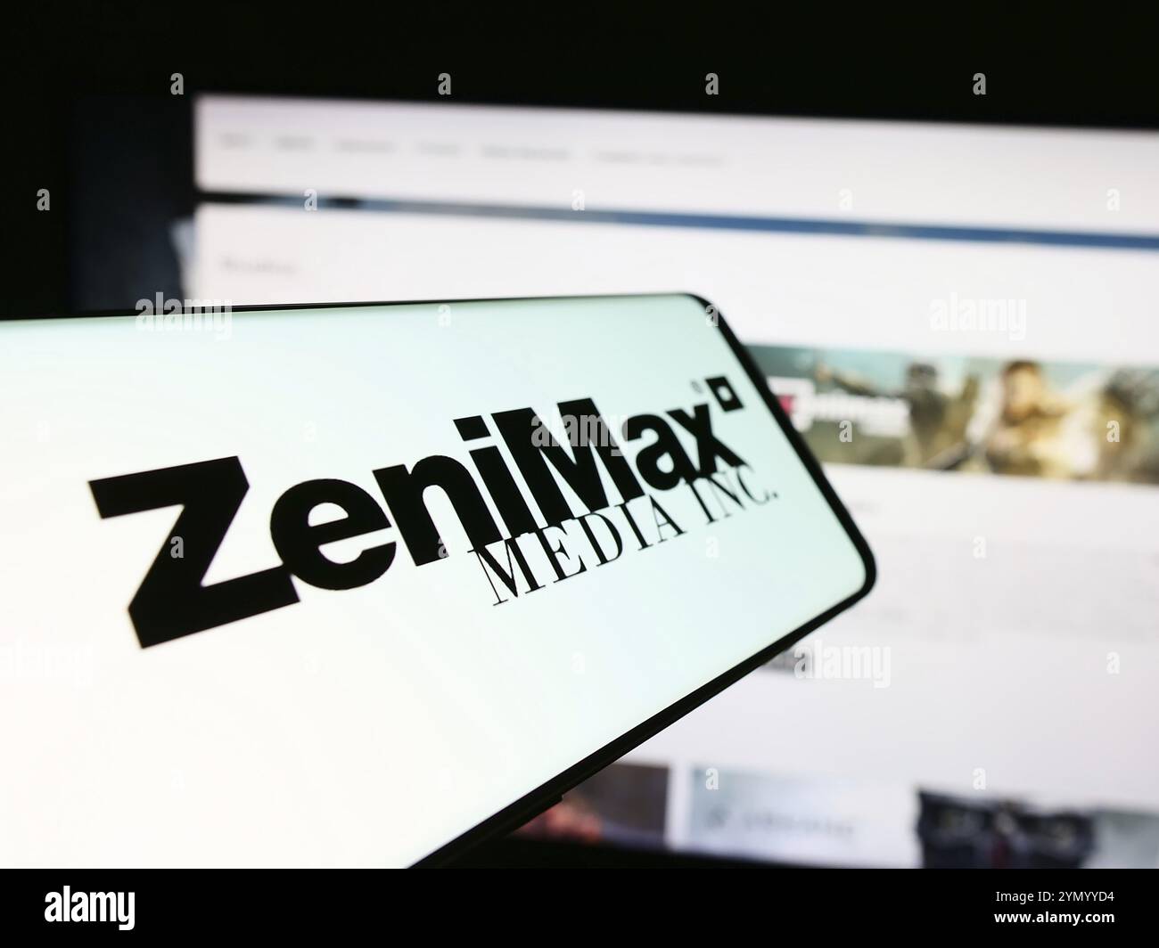 Stoccarda, Germania, 03-05-2024: Telefono cellulare con logo della società di videogiochi americana ZeniMax Media Inc. Davanti al sito web aziendale. Concentrati sul centro Foto Stock