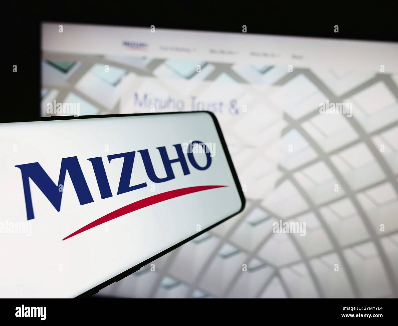 Stoccarda, Germania, 07-19-2024: Telefono cellulare con logo della società bancaria giapponese Mizuho Financial Group Inc. Davanti al sito web aziendale. Concentratevi sul cen Foto Stock