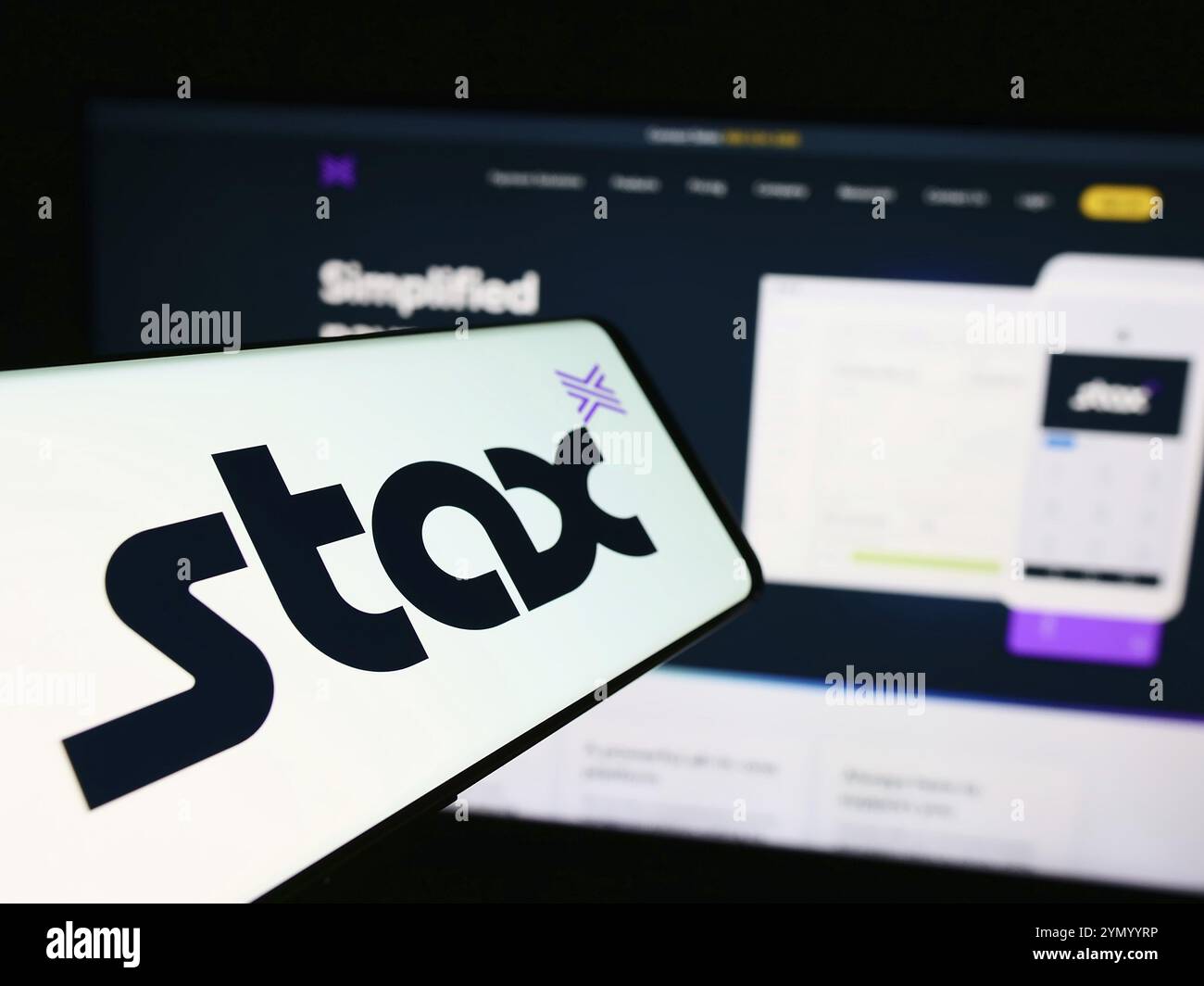 Stoccarda, Germania, 05-27-2024: Telefono cellulare con logo della società americana di tecnologia di pagamento Stax Payments Inc. Davanti al sito web. Focalizzazione sul centro- Foto Stock