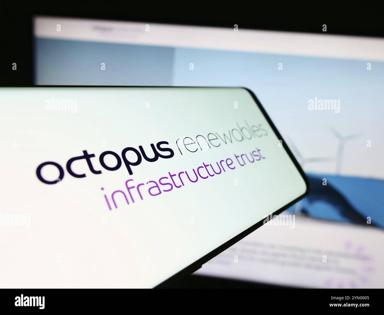 Stoccarda, Germania, 04-02-2024: Smartphone con logo Octopus Renewables Infrastructure Trust plc (ORIT) davanti al sito Web aziendale. Concentrati sul cent Foto Stock