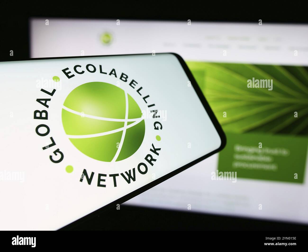 Stoccarda, Germania, 07-01-2024: Smartphone con logo dell'organizzazione Global Ecolabel Network (GEN) davanti al sito Web. Concentrarsi sul centro del telefono d Foto Stock