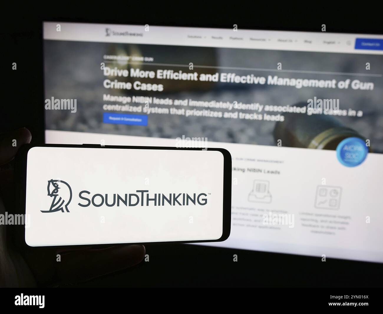 Stoccarda, Germania, 07-05-2024: Persona che detiene uno smartphone con il logo della società americana di tecnologie di sicurezza SoundThinking Inc. Davanti al sito Web. Concentrati su Foto Stock