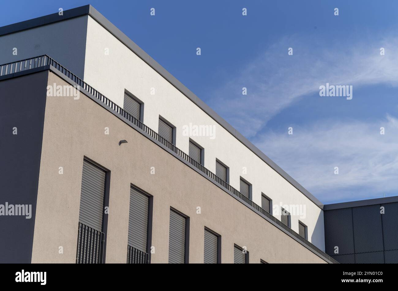 Facciata di un edificio moderno al sole con cielo blu Foto Stock