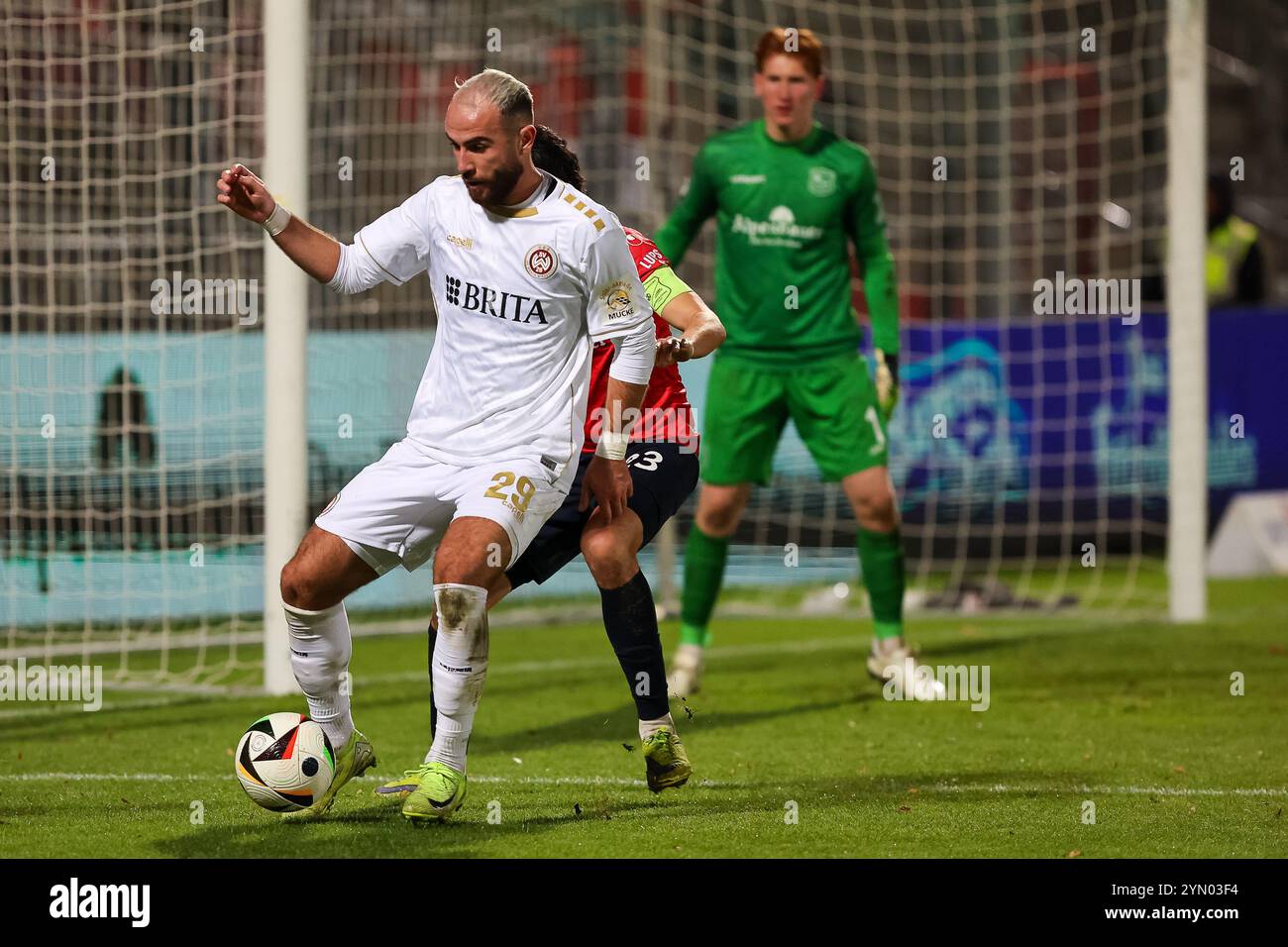 Fatih Kaya (SV Wehen Wiesbaden, 29) im Zweikampf mit Markus Schwabl (SpVgg Unterhaching, 23) im Strafraum, Ger, SpVgg Unterhaching vs. SV Wehen Wiesbaden, Fussball, 3. Liga, 15 anni. Spieltag, Saison 2024/2025, 23.11.2024, REGOLAMENTI DFL VIETANO QUALSIASI USO DI FOTOGRAFIE COME SEQUENZE DI IMMAGINI, foto: Eibner-Pressefoto/Jenni Maul Foto Stock