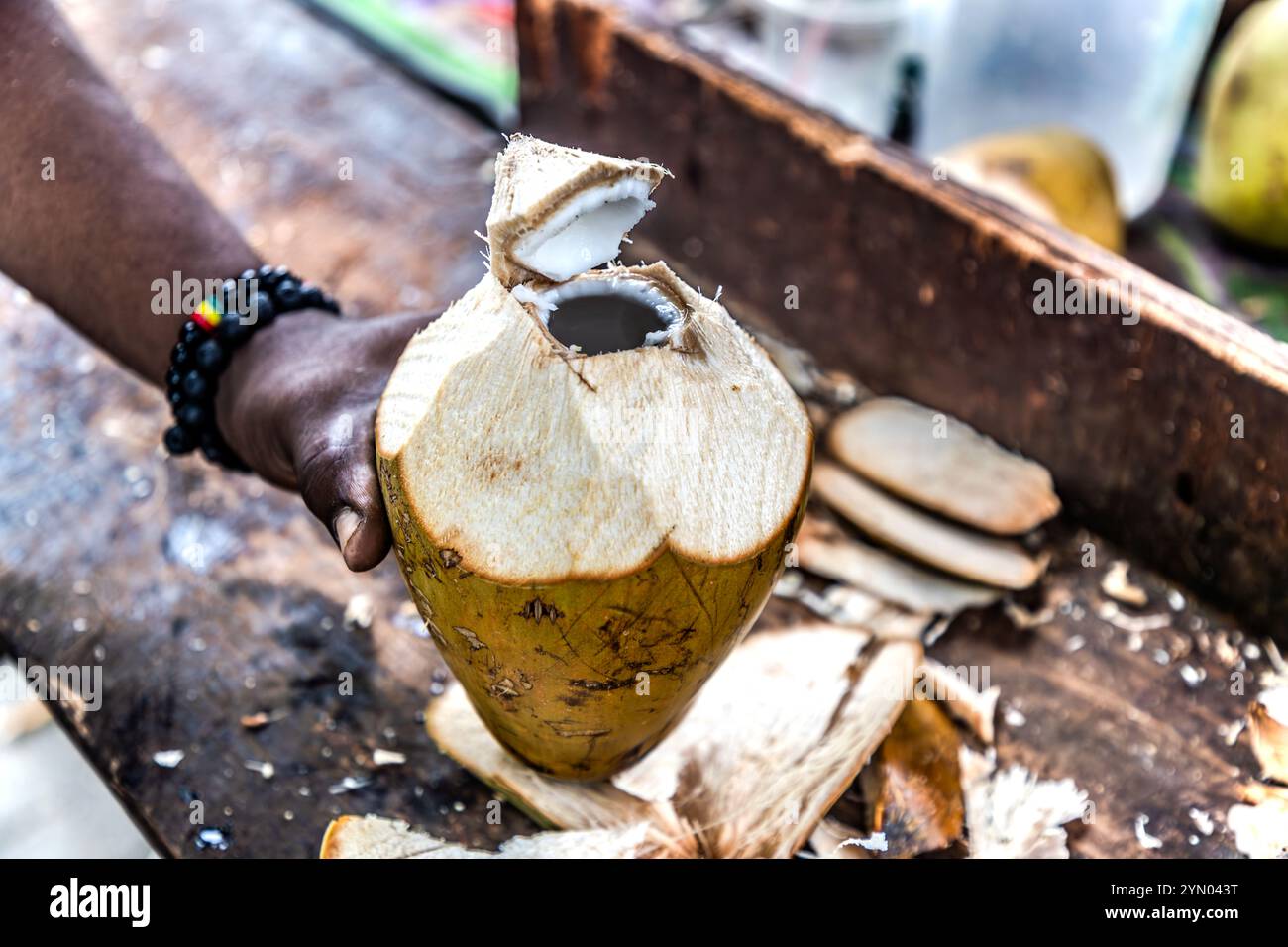 Una bevanda rinfrescante e salutare: Acqua di cocco fresca dalla noce di cocco. De Ruyterkade, Willemstad, Kòrsou, Curacao, Kòrsou, Curacao Foto Stock