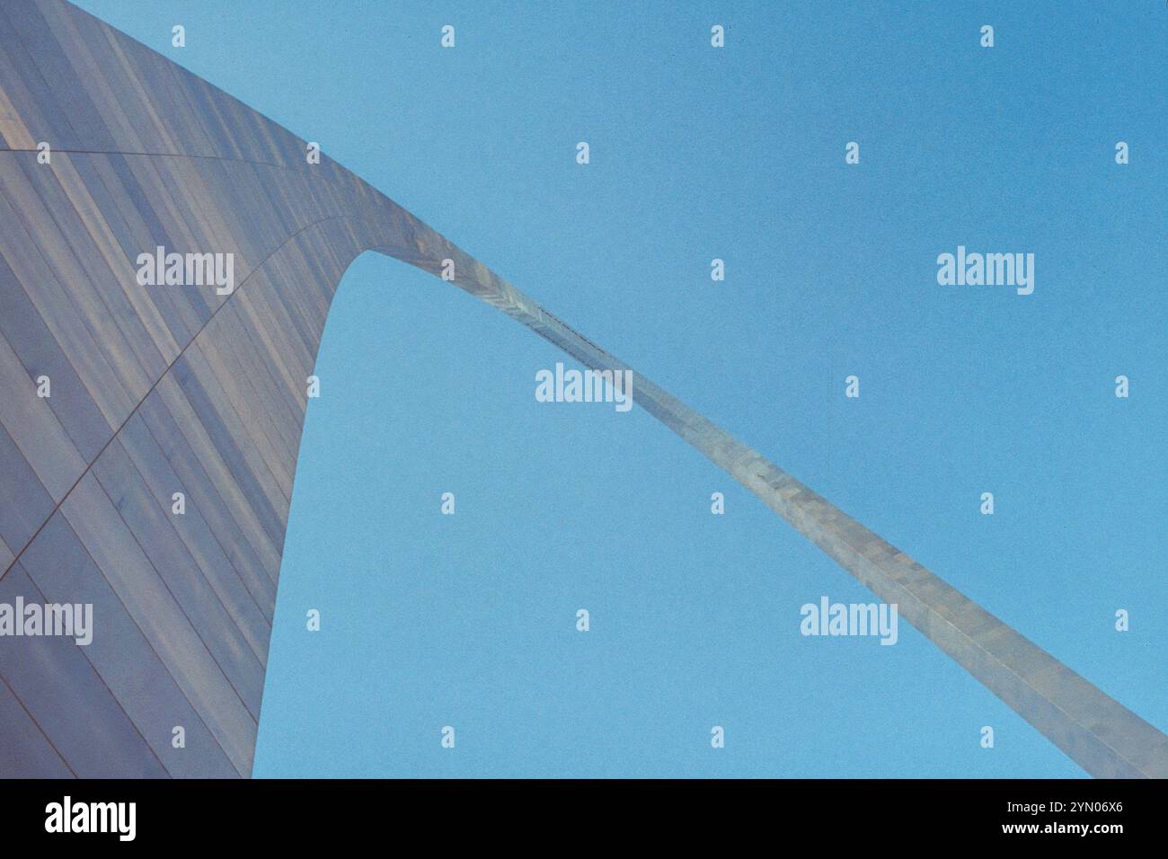 Il Gateway Arch di St. Louis, Missouri, fu costruito come monumento all'espansione occidentale negli Stati Uniti, il monumento più alto degli Stati Uniti, con 630 piedi o 192 metri di altezza, fu progettato dall'architetto finlandese-americano Eero Saarinen nel 1947. La costruzione iniziò il 12 febbraio 1963 e fu completata nell'ottobre 1965. Foto Stock