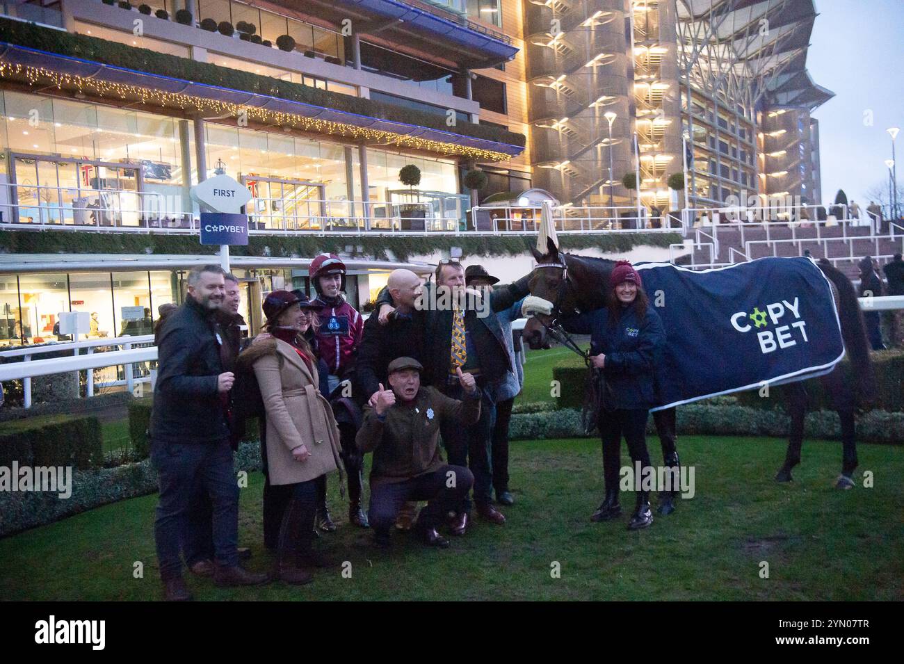 Ascot, Berkshire, Regno Unito. 23 novembre 2024. LA STELLA JALISCO guidata dal fantino Kevin Brogan vince la Copybet Novices’ handicap hurdle Race (Classe 4) (GBB Race) presso l'Ascot Racecourse nel Berkshire, al Copybet November Saturday Raceday. Proprietario del Laura Horsfall Racing Club, allenatore Laura Horsfall, Towcester, allevatore Sean Connolly, Sponsor Abacus Securities Ltd Crediti: Maureen McLean/Alamy Live News Foto Stock