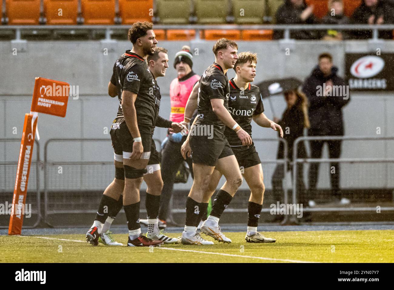 Londra, Regno Unito. 23 novembre 2024. Tobias Elliott di Saracens è congratulato con i suoi compagni di squadra dopo aver segnato una meta durante la prima metà della partita di Premiership Rugby Cup tra Saracens e Harlequins allo Stonex Stadium di Londra, Inghilterra, il 23 novembre 2024. Foto di Phil Hutchinson. Solo per uso editoriale, licenza richiesta per uso commerciale. Non utilizzare in scommesse, giochi o pubblicazioni di singoli club/campionato/giocatori. Crediti: UK Sports Pics Ltd/Alamy Live News Foto Stock