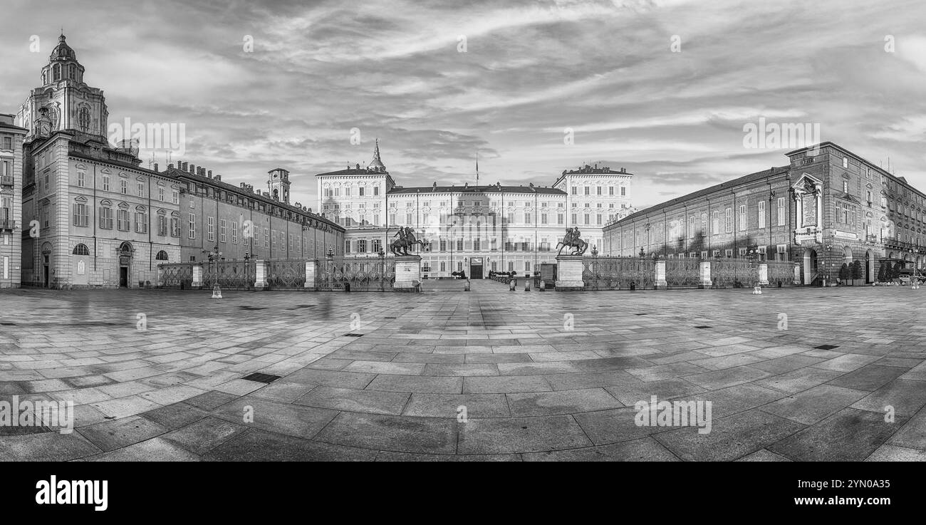 Vista panoramica del Palazzo reale di Torino, con le statue equestri di Castore e Polluce, al tramonto Foto Stock