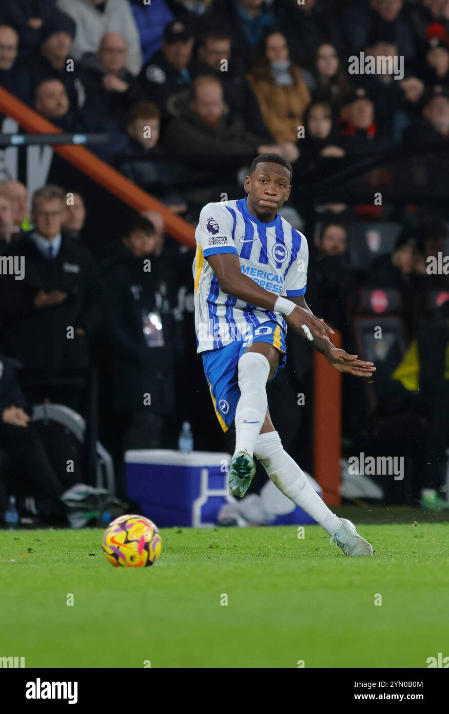 Vitality Stadium, Boscombe, Dorset, Regno Unito. 23 novembre 2024. Premier League Football, AFC Bournemouth contro Brighton e Hove Albion; Estupinan di Brighton passa la palla crediti: Action Plus Sports/Alamy Live News Foto Stock