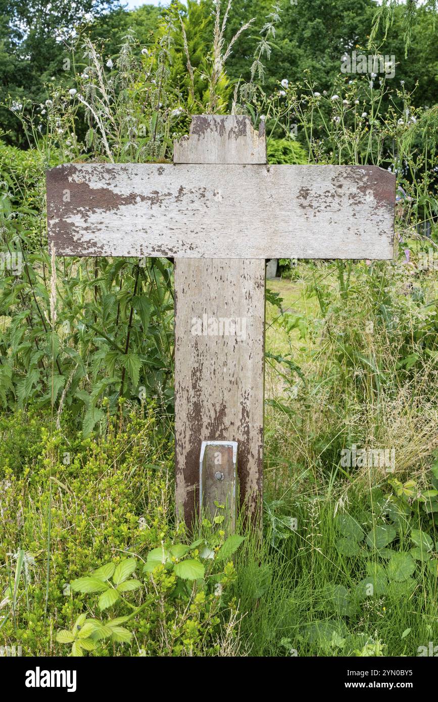 Croce di legno su un prato selvaggio Foto Stock
