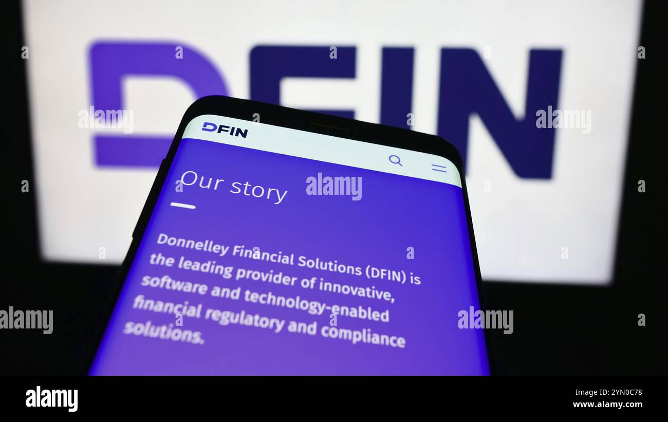 Stoccarda, Germania, 04-18-2024: Smartphone con sito web della società statunitense Donnelley Financial Solutions Inc. (DFIN) davanti al logo aziendale. Concentrati su a. Foto Stock