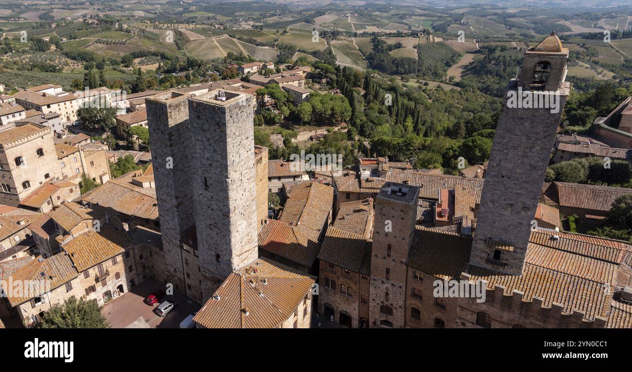 Ampia vista panoramica sul centro di San Gimignano, Torri dei Salvucci e Torre Rognosa in centro, vista da Torre grosso, Italia, Europa Foto Stock