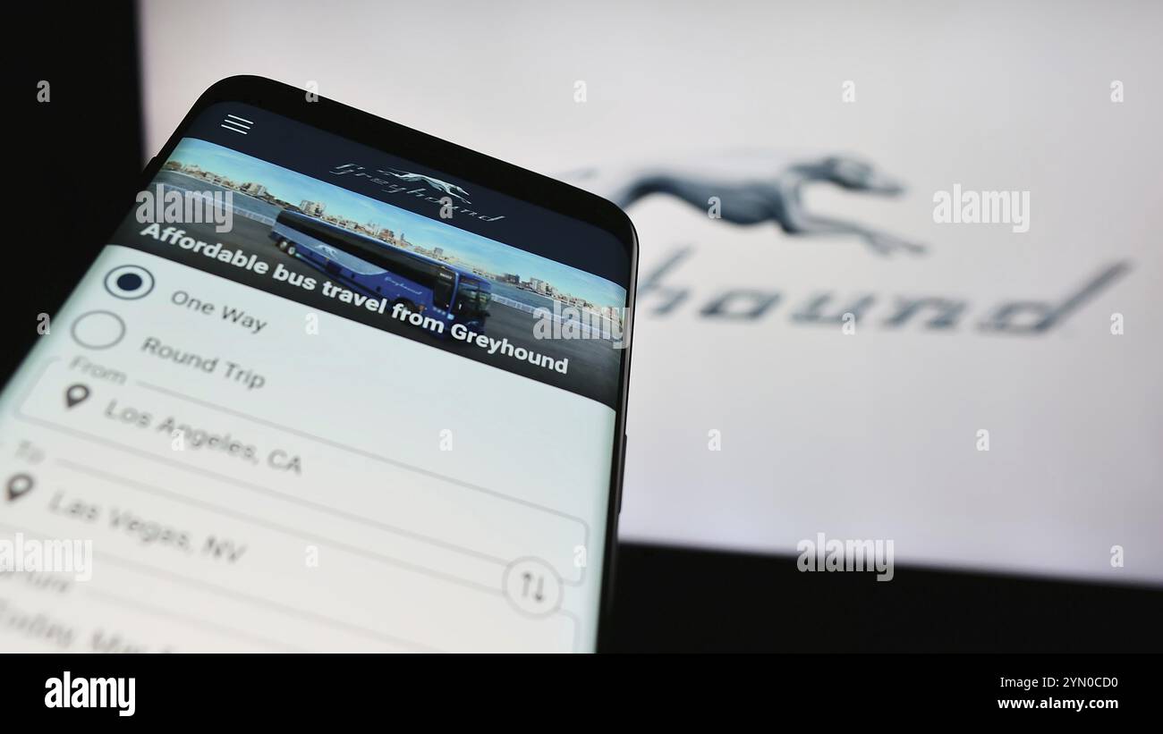 Stoccarda, Germania, 03-05-2024: Telefono cellulare con sito web della compagnia di autobus a lunga percorrenza Greyhound Lines Inc. Davanti al logo aziendale. Concentrati sull'inizio Foto Stock