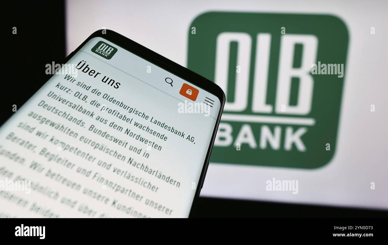 Stoccarda, Germania, 07-05-2024: Telefono cellulare con sito web della società tedesca Oldenburgische Landesbank AG (OLB) davanti al logo aziendale. Concentrati sull'inizio Foto Stock