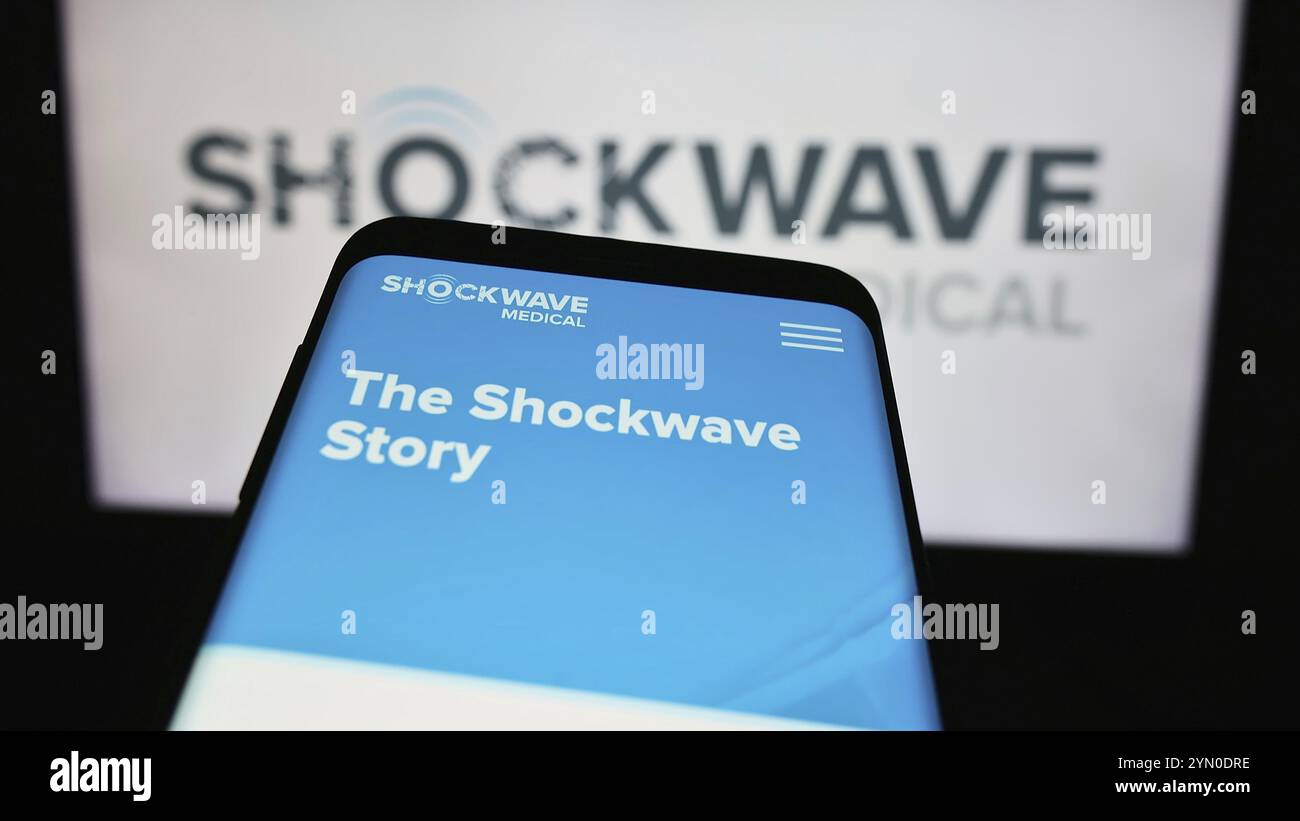 Stoccarda, Germania, 04-15-2024: Telefono cellulare con sito web della società statunitense di malattie cardiovascolari Shockwave Medical Inc. Davanti al logo. Focus su top-l Foto Stock