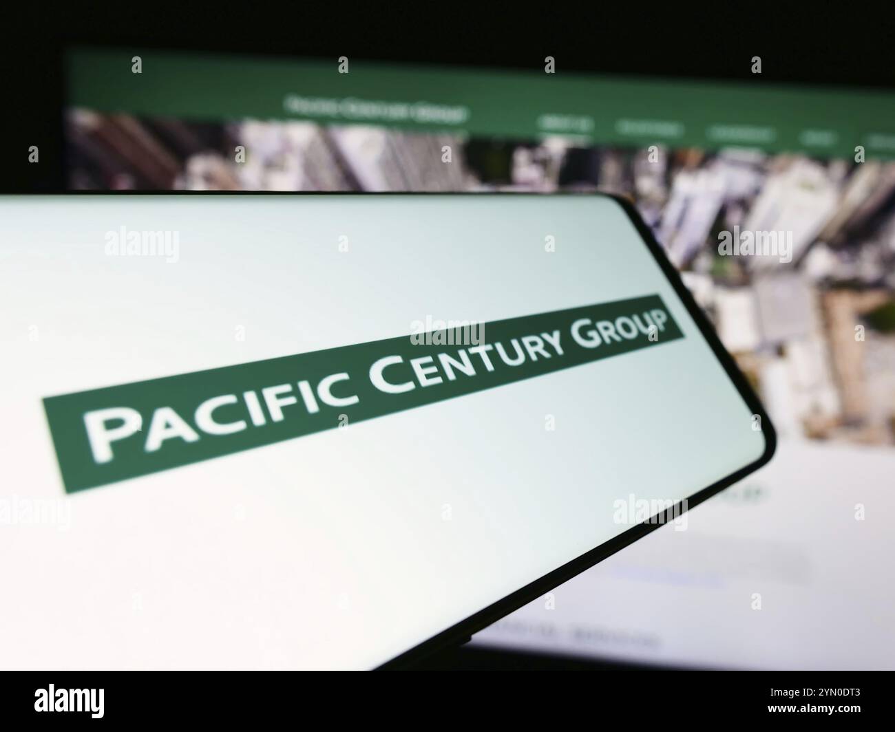 Stoccarda, Germania, 03-07-2024: Telefono cellulare con logo della società di investimento Pacific Century Group (PCG) davanti al sito web aziendale. Concentrati sul centro Foto Stock