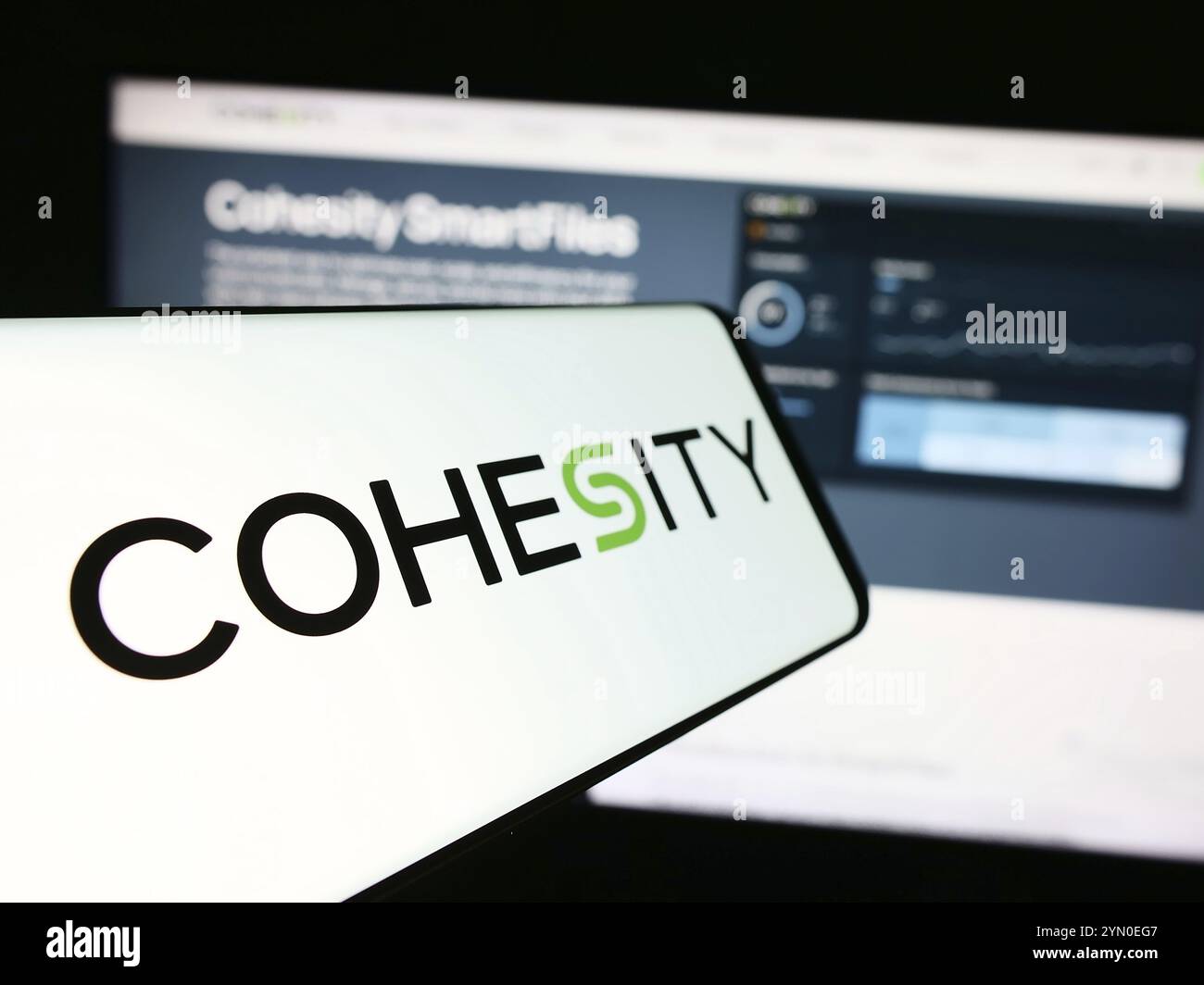 Stuttgart, Germania, 05-21-2024: Telefono cellulare con logo della società americana di gestione dati Cohesity Inc. Davanti al sito web aziendale. Concentrati sul centro Foto Stock