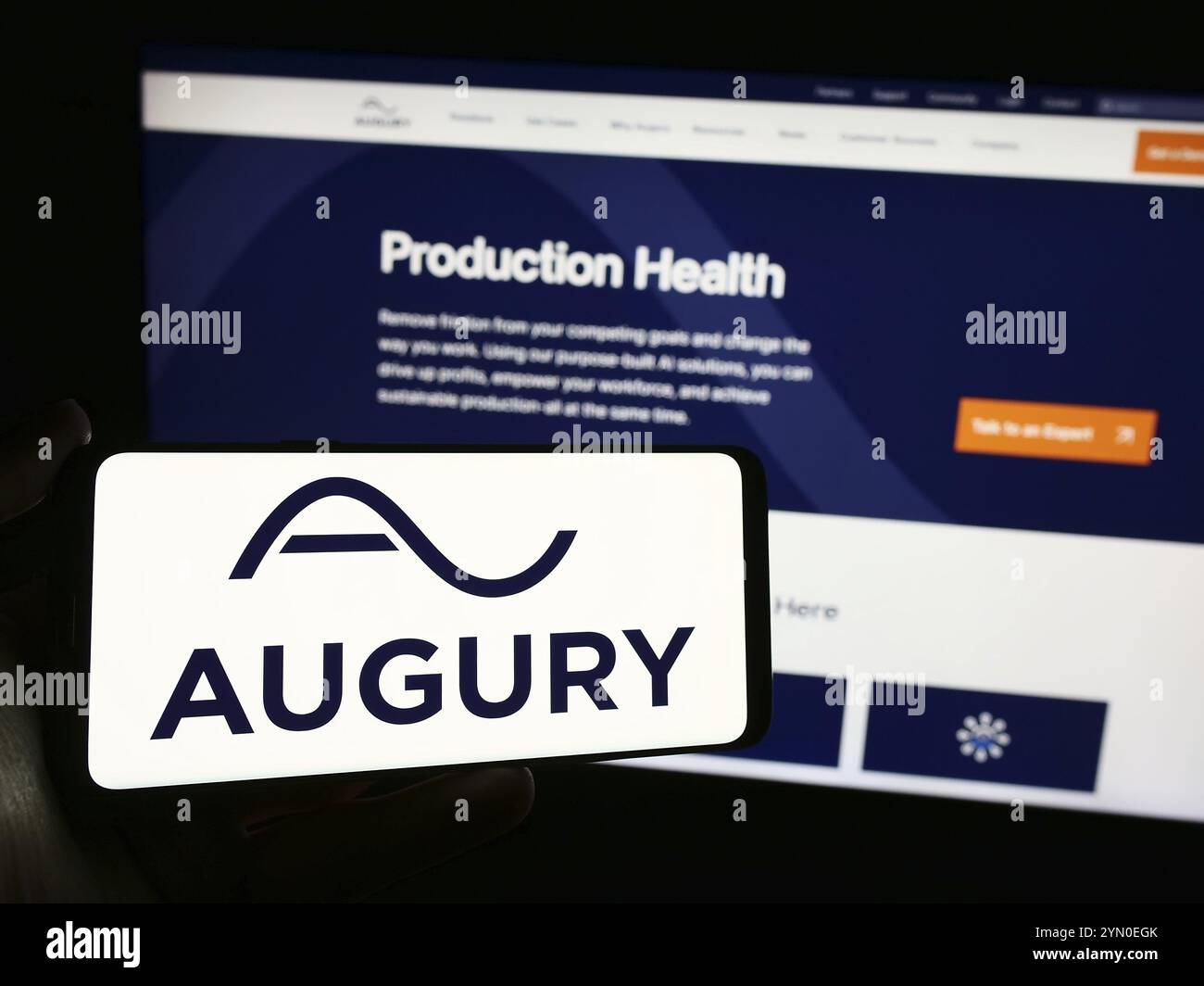 Stoccarda, Germania, 05-15-2024: Persona che detiene un telefono cellulare con il logo della società tecnologica israeliana Augury Ltd. Di fronte alla pagina web aziendale. Messa a fuoco o Foto Stock