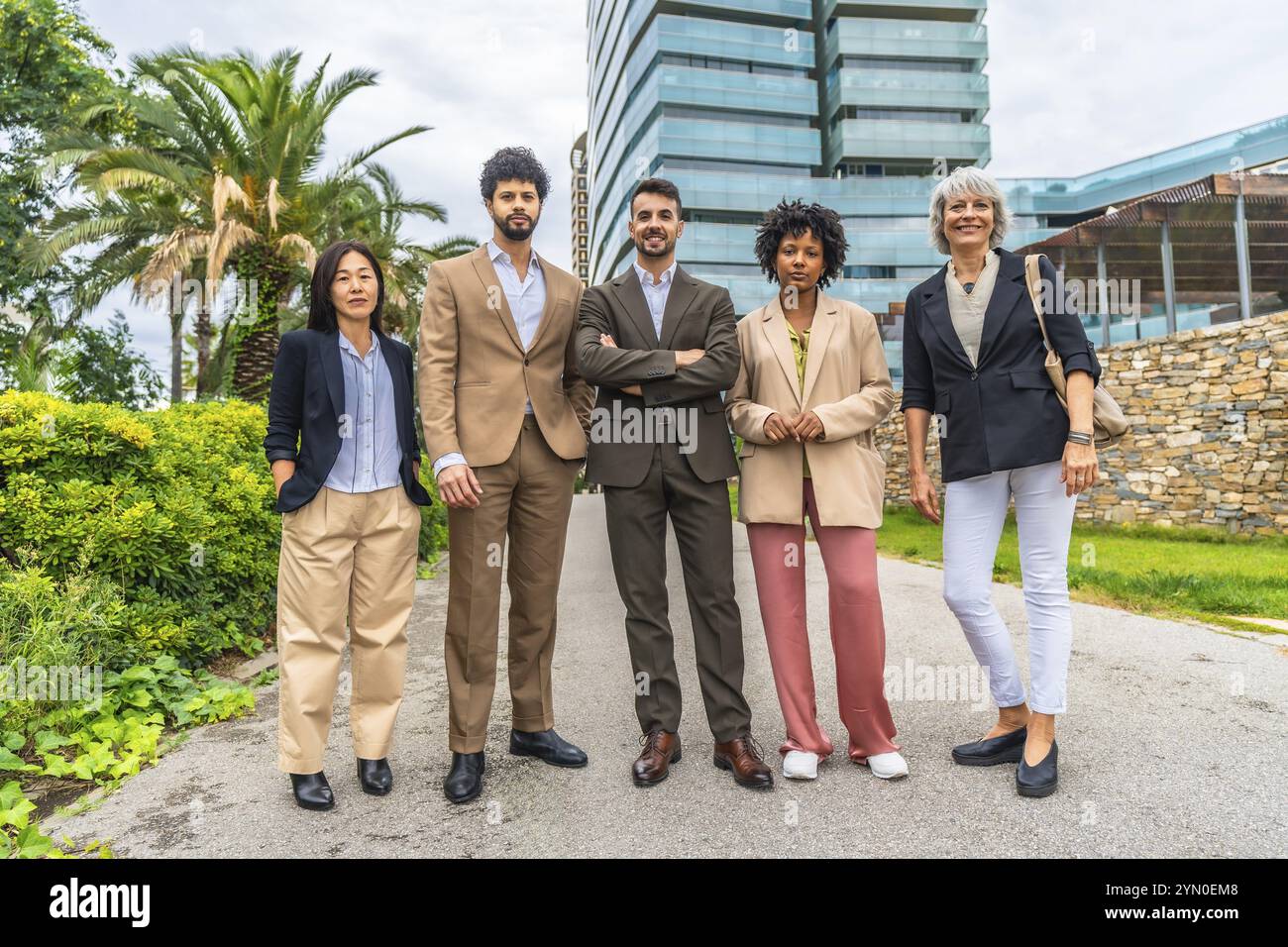 Ritratto di un gruppo multietnico di uomini d'affari in piedi orgogliosi di guardare la macchina fotografica nel quartiere finanziario di una città tropicale Foto Stock