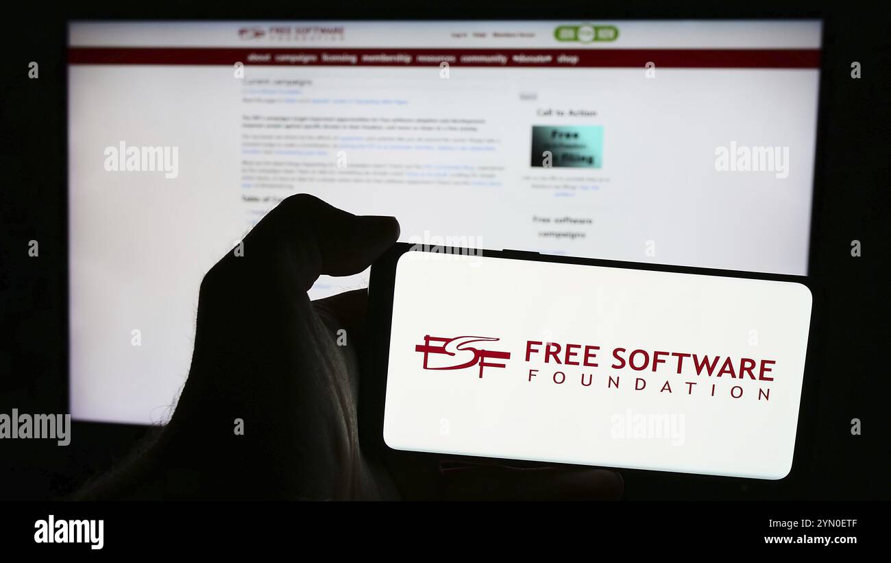 Stoccarda, Germania, 05-22-2024: Persona che tiene un telefono cellulare con il logo dell'organizzazione statunitense Free software Foundation (FSF) davanti alla pagina web. Concentrati su Foto Stock