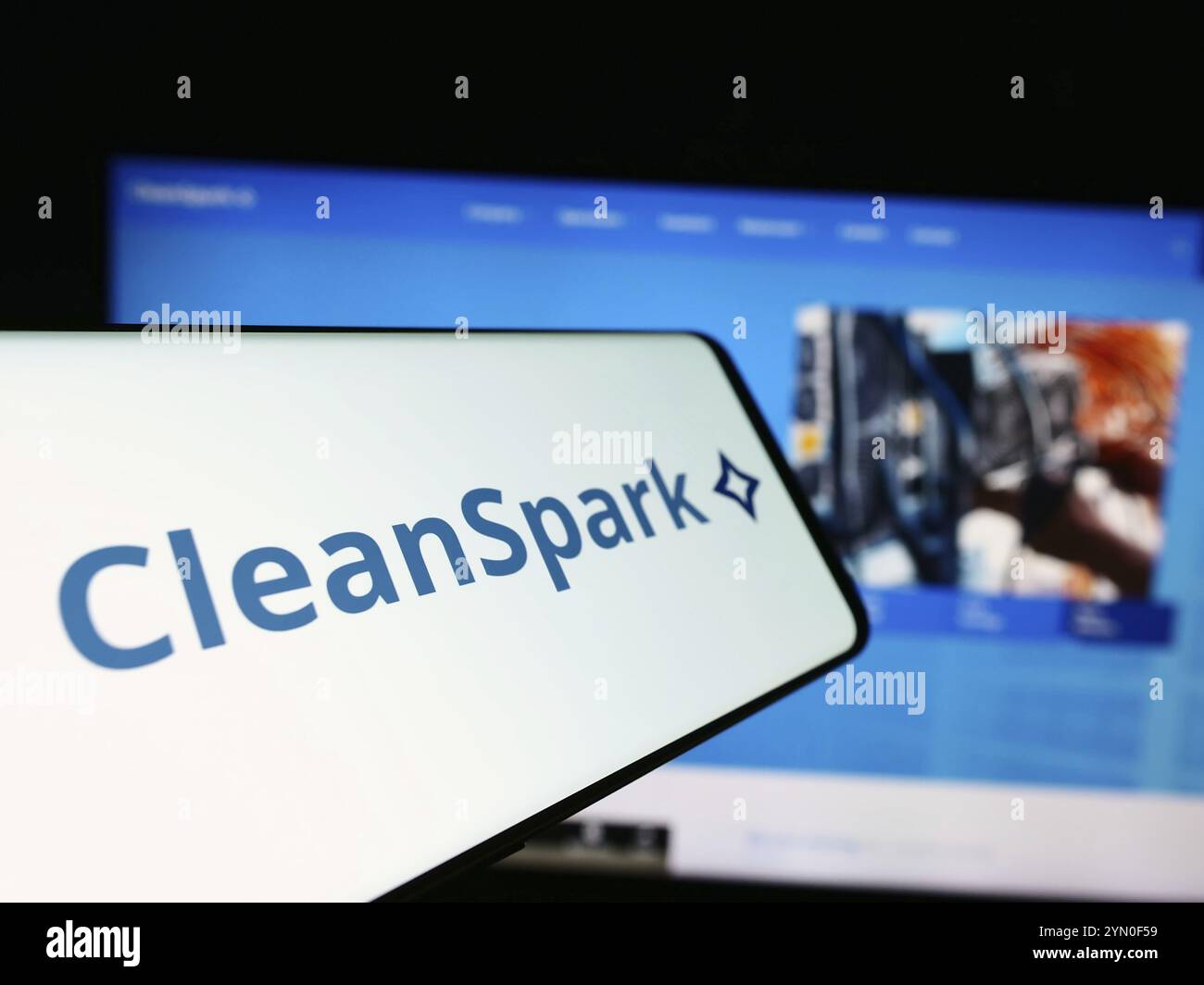 Stoccarda, Germania, 04-28-2024: Smartphone con logo della società mineraria americana di Bitcoin CleanSpark Inc. Davanti al sito Web aziendale. Concentrati sul centro Foto Stock