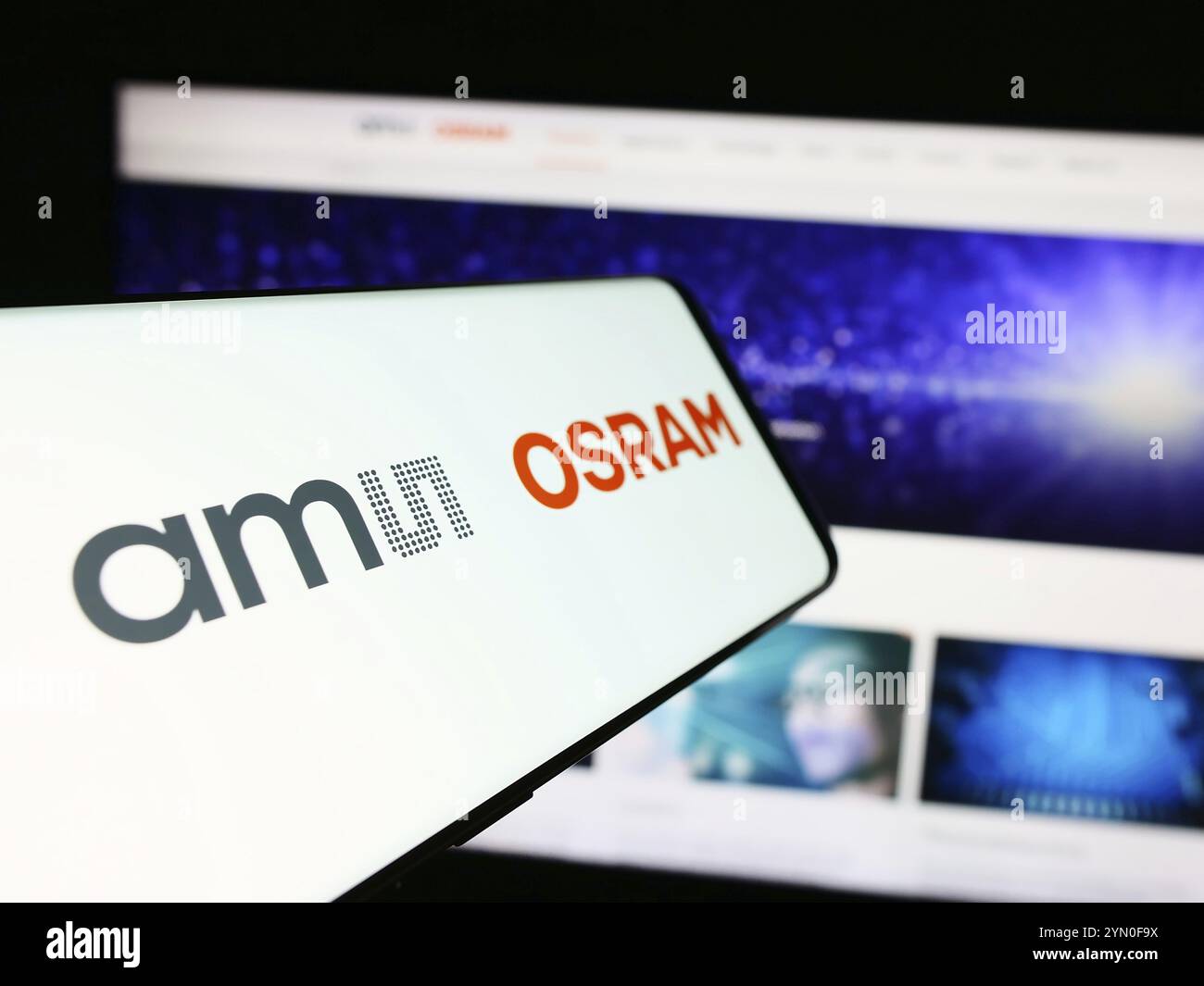 Stoccarda, Germania, 05-31-2024: Cellulare con logo della società austriaca di elettronica ams OSRAM AG davanti al sito web aziendale. Concentrati al centro-sinistra di Foto Stock