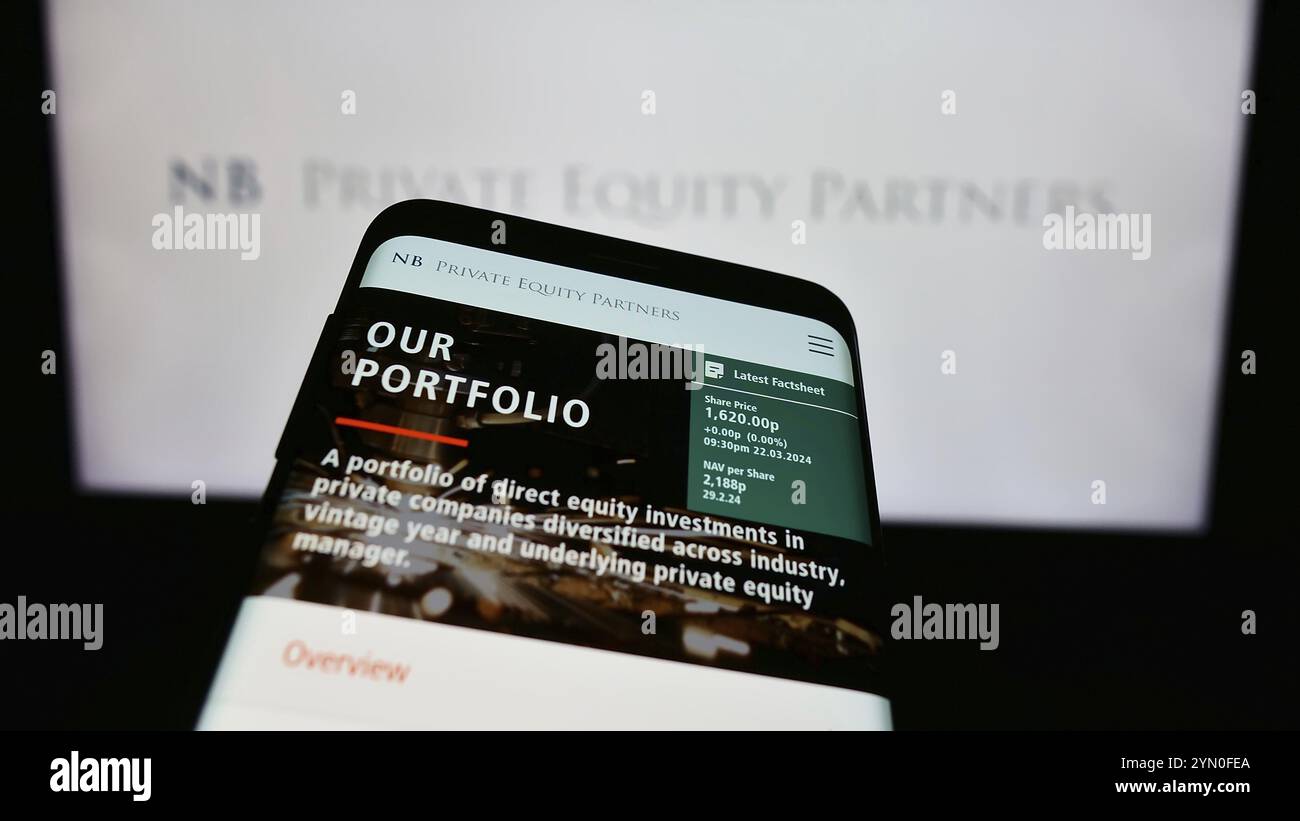 Stoccarda, Germania, 03-25-2024: Telefono cellulare con sito web della società britannica NB Private Equity Partners Ltd. (NBPE) davanti al logo. Concentrati sulla sinistra superiore Foto Stock