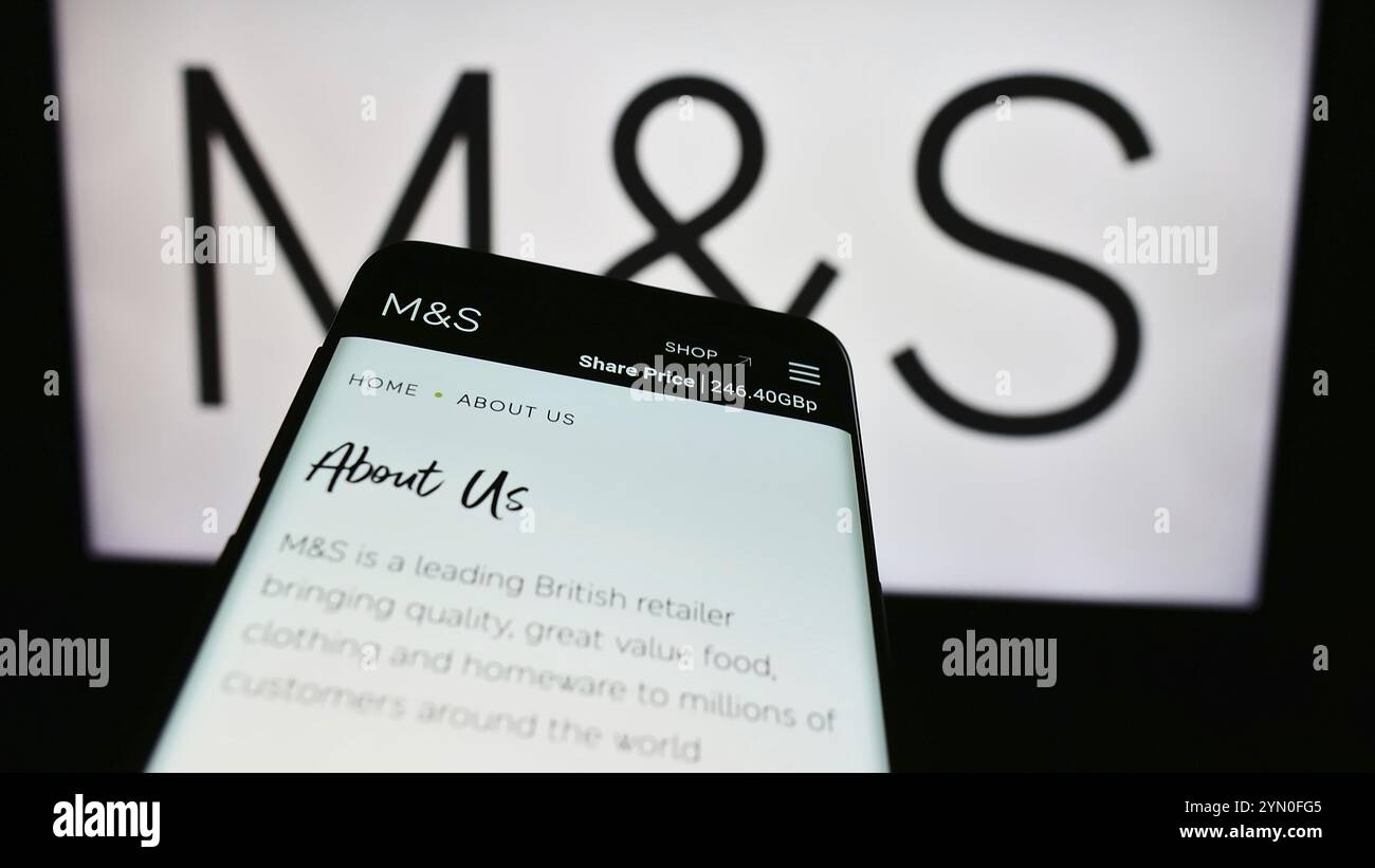 Stoccarda, Germania, 03-18-2024: Smartphone con pagina web della società di vendita al dettaglio britannica Marks and Spencer Group plc davanti al logo aziendale. Focus su TOP- Foto Stock