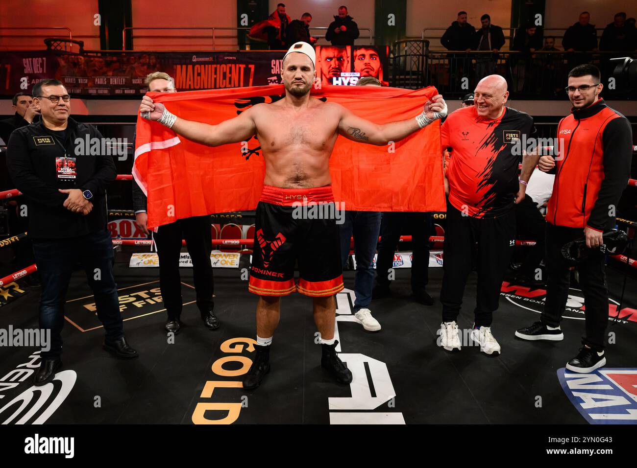 LONDRA, REGNO UNITO. 22 novembre 24. Nelson Hysa festeggia dopo aver vinto contro Arie Esteban Bracamonte - IBO International Heavyweight Championship durante Warren Boxing Management pret. Hysa vs bracamonte e undercard a York Hall venerdì 22 novembre 2024 a LONDRA, INGHILTERRA. Crediti: Taka G Wu/Alamy Live News Foto Stock