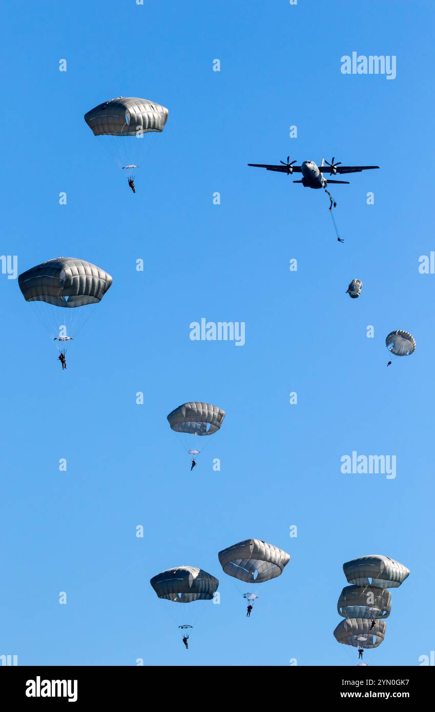 Paracadutisti militari paracadutisti paracadutisti che saltano da un aereo dell'aeronautica. Foto Stock
