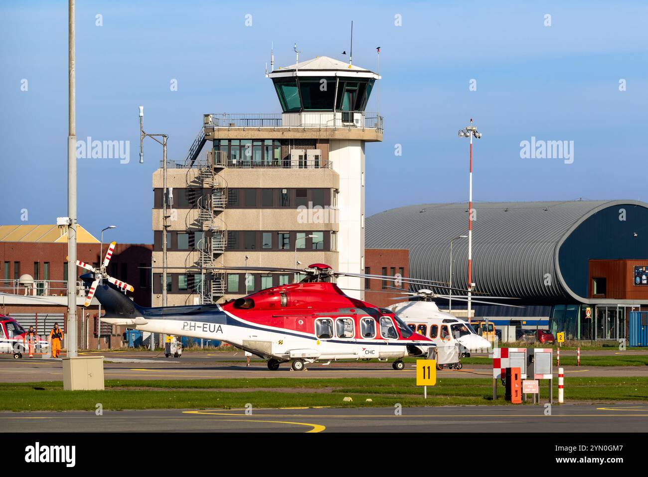 Elicotteri Leonardo AW139 parcheggiati presso l'aeroporto Den Helder, porto principale dell'aviazione offshore olandese. Den Helder, Paesi Bassi - 5 novembre 2024 Foto Stock