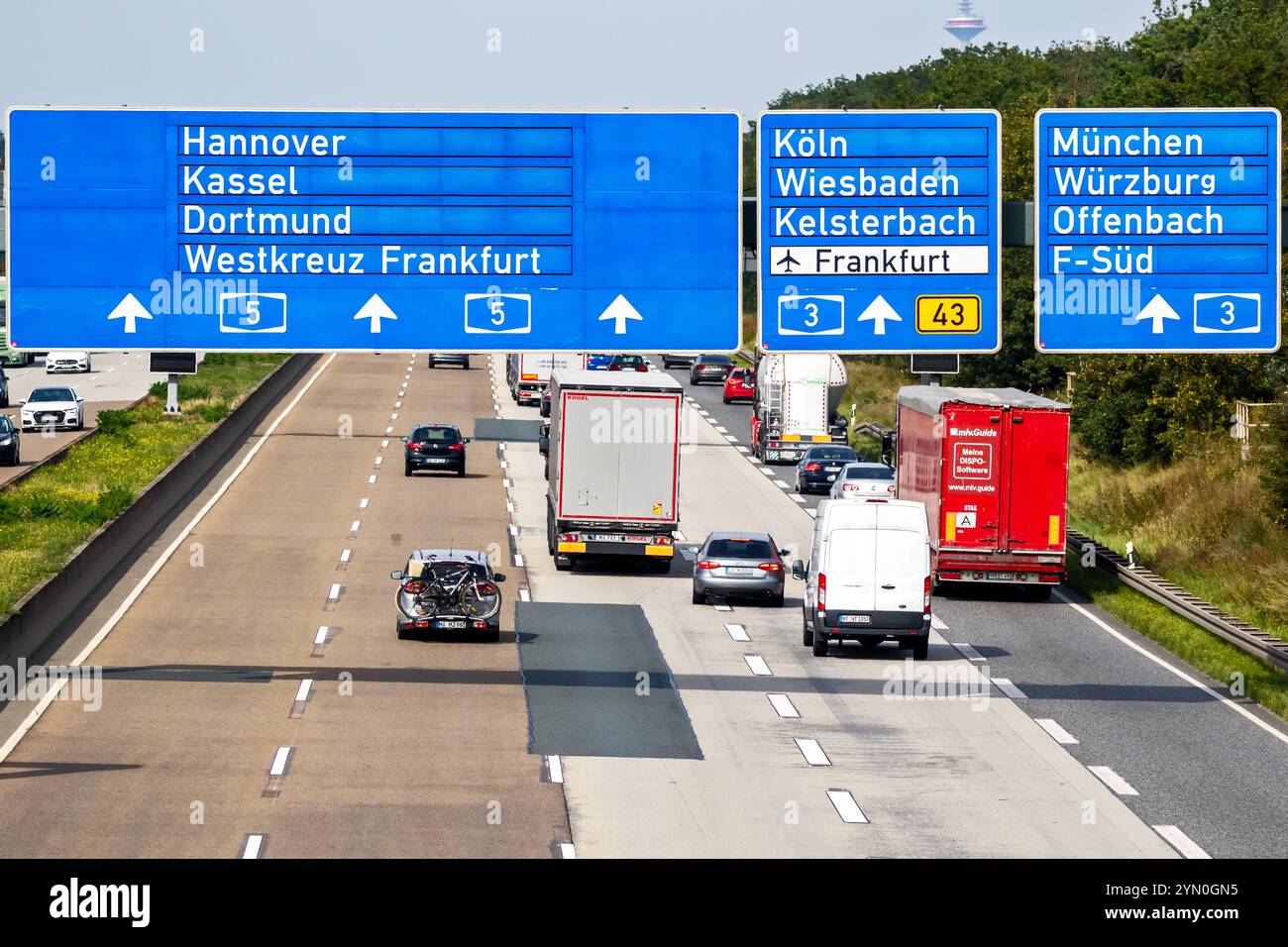 Traffico sull'autostrada tedesca. 5 (Bundesautobahn 5). Le autobahn tedesche non hanno un limite di velocità generale e si classificano come il quinto sistema autostradale più lungo. Francoforte, Foto Stock