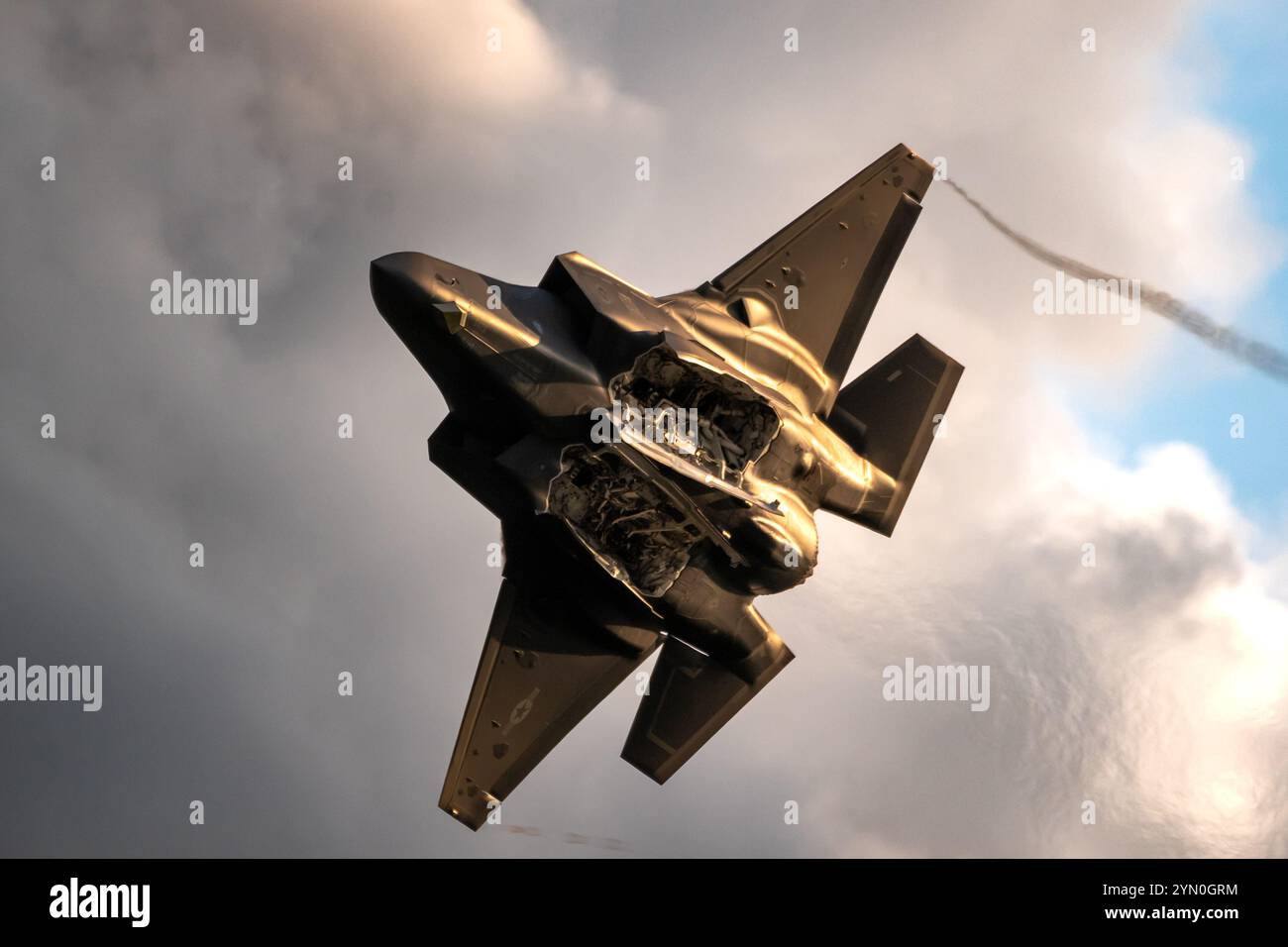 US Air Force Lockheed Martin F-35 Lightning II velivolo da combattimento multirolo furtivo con baie bomba aperte in volo. Sanicole, Belgio - 10 settembre 2022 Foto Stock