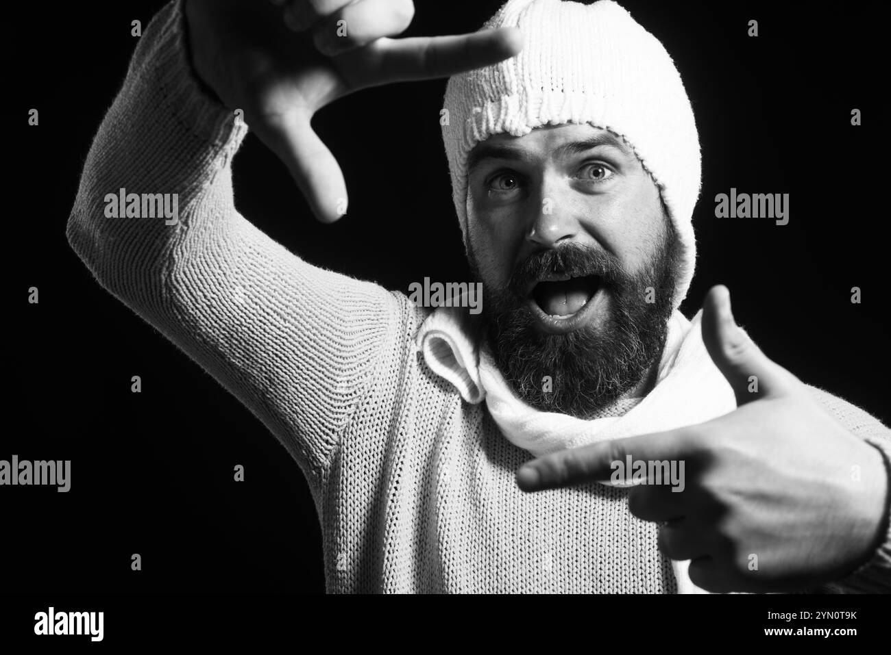Sorridente barba che incornicia il viso con le mani. Uomo felice che crea cornice con le dita. Foto di selfie immaginarie. Il bel ragazzo in abbigliamento casual crea l'inquadratura della fotocamera Foto Stock