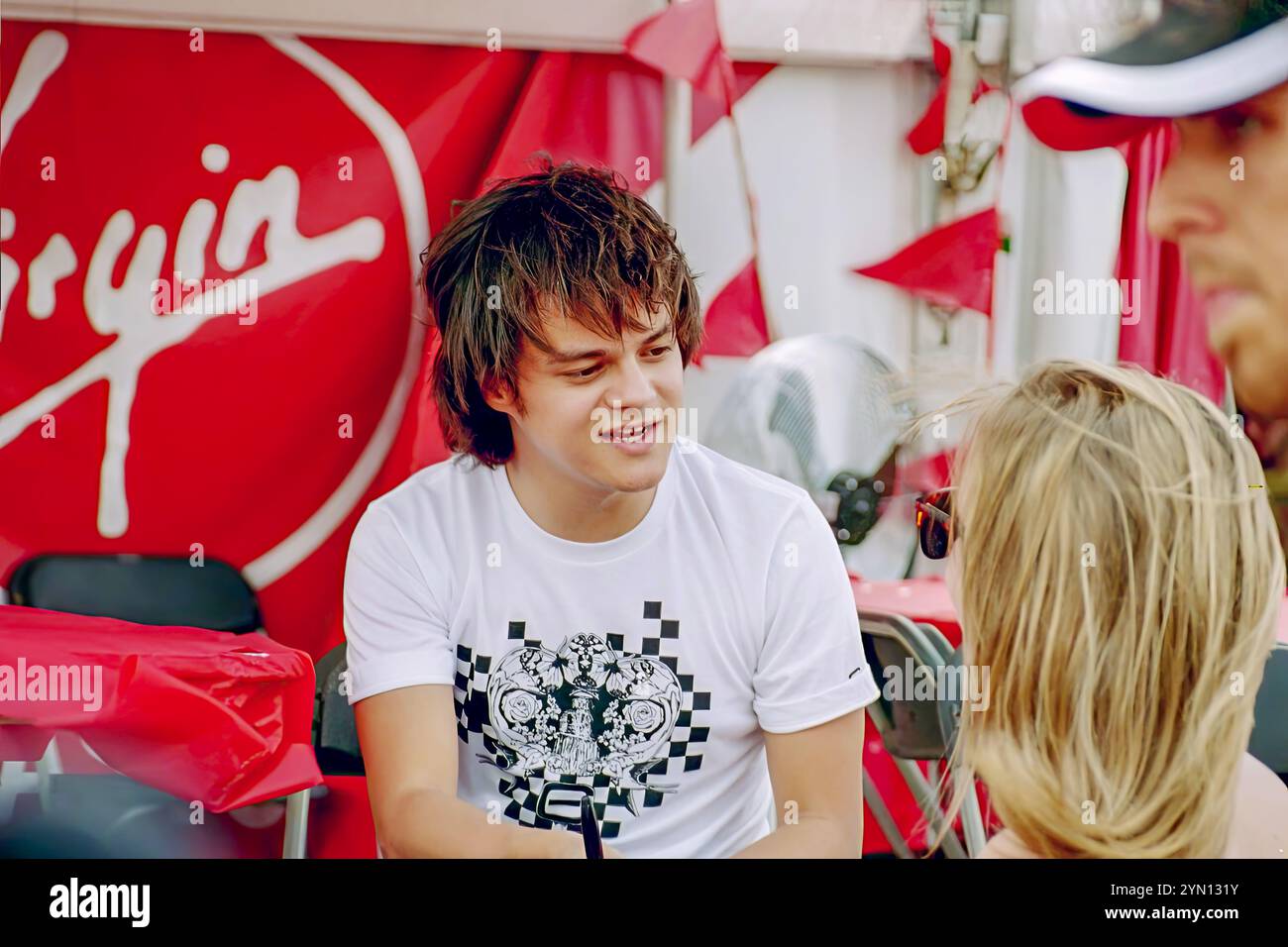 New Orleans, LOUISIANA, USA - 2005: Jamie Cullum firma un autografo e parla con una fan alla Virgin Records Tent al New Orleans Jazz and Heritage Festival Foto Stock