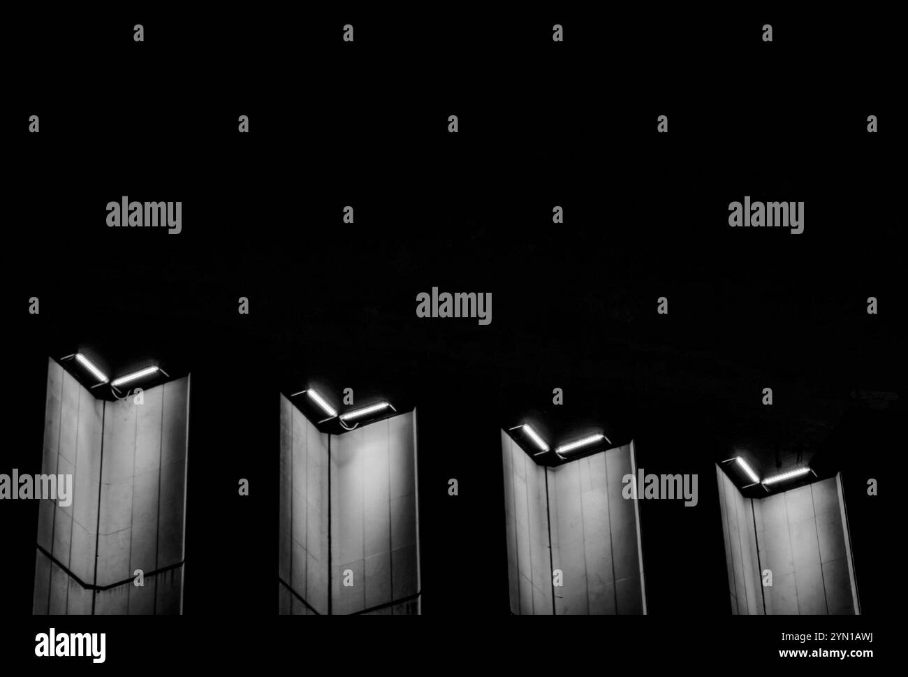 Eleganza illuminata: Pilastri architettonici in contrasto Foto Stock