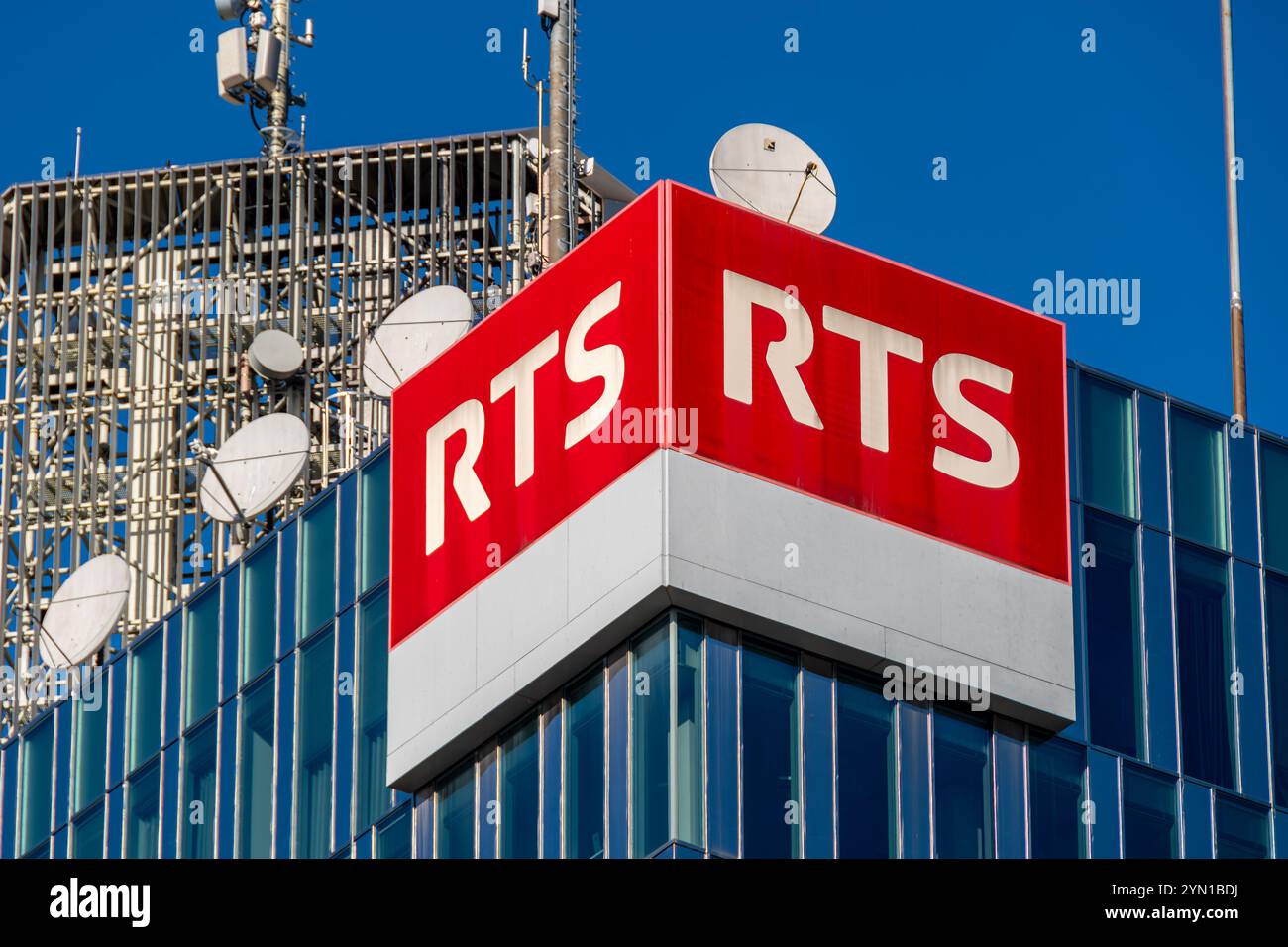 Firma e logo sulla torre che ospita la sede di radio Télévision Suisse (RTS), società audiovisiva di servizio pubblico, Ginevra, Svizzera Foto Stock