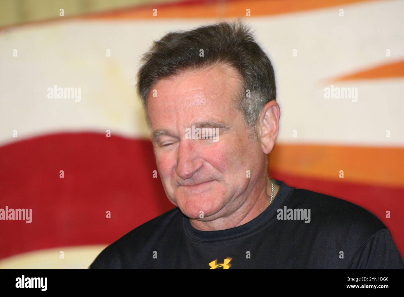 Robin Williams, attore e comico vincitore dell'Oscar, si prende una pausa dalle risate e dalle buffonate mentre si esibisce sul palco presso la base operativa Speicher. Williams si esibì per le truppe a Speicher durante una breve sosta uso alla base, il 19 dicembre. Williams è stata tra le diverse celebrità che hanno partecipato al tour, tra cui Rachel Smith, Lance Armstrong, Lewis Black e Kid Rock. Foto Stock