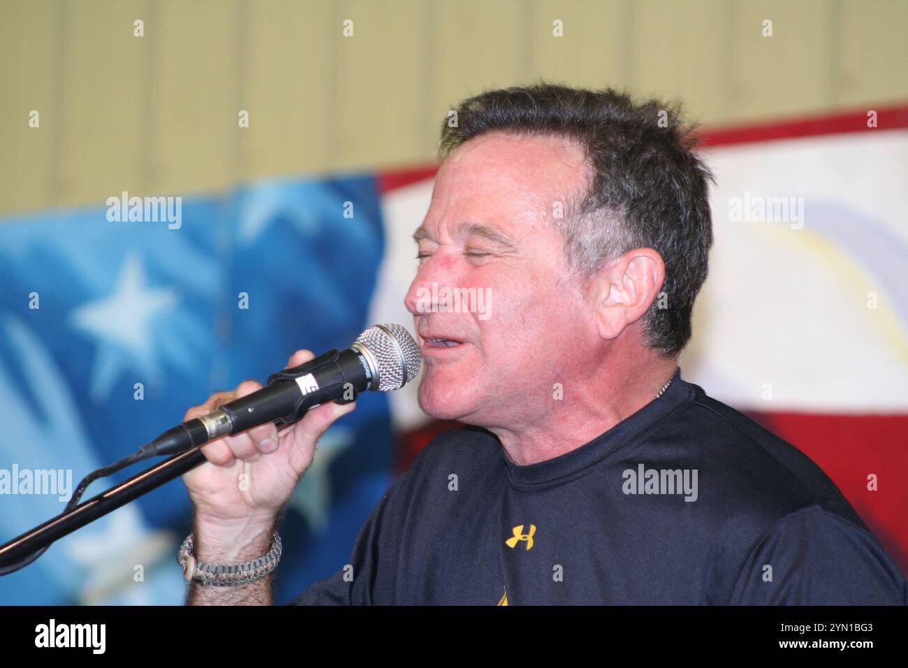 Robin Williams, attore e comico vincitore dell'Oscar, si esibisce sul palco presso la base operativa Speicher. Williams si esibì per oltre 1200 soldati, marinai e marines della Task Force Iron attualmente in servizio nel nord dell'Iraq. Williams è stata tra le diverse celebrità partecipanti tra cui Rachel Smith, Lance Armstrong, Lewis Black e Kid Rock. Foto Stock