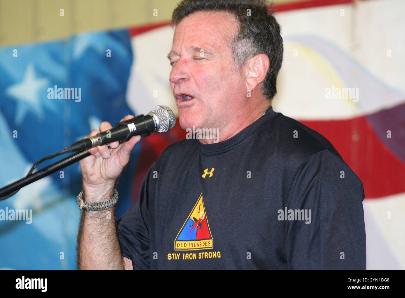Robin Williams, attore e comico vincitore dell'Oscar, si esibisce sul palco presso la base operativa Speicher. Williams si esibì per le truppe a Speicher durante una breve sosta uso alla base, il 19 dicembre. Williams è stata tra le diverse celebrità che hanno partecipato al tour, tra cui Rachel Smith, Lance Armstrong, Lewis Black e Kid Rock. Foto Stock