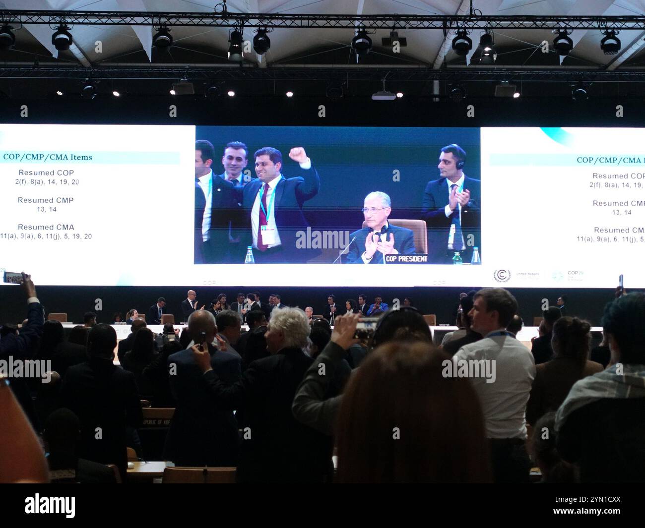 Baku, Azerbaigian. 24 novembre 2024. I rappresentanti celebrano l'adozione di una regola importante durante la 29a sessione della Conferenza delle parti della Convenzione quadro delle Nazioni Unite sui cambiamenti climatici (COP29) a Baku, Azerbaigian, 24 novembre 2024. La presidenza della 29a sessione della conferenza delle parti della convenzione quadro delle Nazioni Unite sui cambiamenti climatici (COP29) ha annunciato sabato di aver concluso i negoziati sull'articolo 6 dell'accordo di Parigi, consentendo agli scambi transfrontalieri di carbonio di sostenere gli obiettivi climatici globali. Credito: An Xiaomeng/Xinhua/Alamy Live News Foto Stock