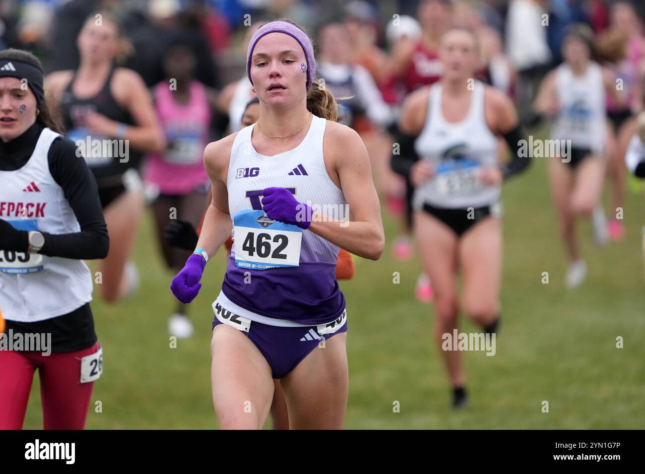 Madison, Wisconsin, Stati Uniti. 23 novembre 2024. Chloe Foerster di Washington corre nella gara femminile durante i campionati NCAA di fondo al Thomas Zimmer Championship Course, sabato 23 novembre 2024, a Madison, Wisc. Crediti: Kirby Lee/Alamy Live News Foto Stock
