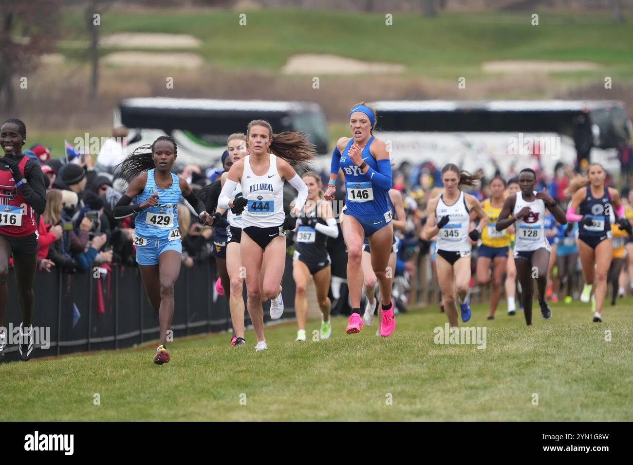 Madison, Wisconsin, Stati Uniti. 23 novembre 2024. Caroline Jeptanui di Tulane (429), Sadie Sigfstead di Villanova (444) e Lexy Halladay-Lowry di BYU (146) corrono nella gara femminile durante i campionati NCAA di fondo al Thomas Zimmer Championship Course, sabato 23 novembre 2024, a Madison, Wisc. Crediti: Kirby Lee/Alamy Live News Foto Stock