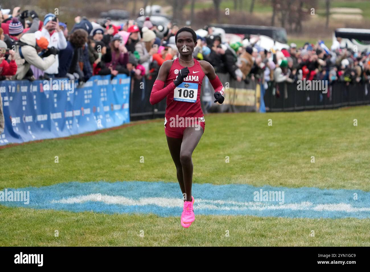 Madison, Wisconsin, Stati Uniti. 23 novembre 2024. Doris Lemngole dell'Alabama vince la gara femminile alle 19:21,0 durante i campionati NCAA di fondo al Thomas Zimmer Championship Course, sabato 23 novembre 2024, a Madison, Wisc. Crediti: Kirby Lee/Alamy Live News Foto Stock