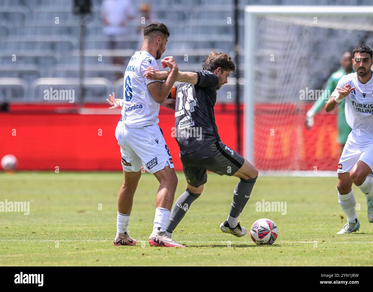 Paddington, Australia. 24 novembre 2024. Zinédine Machach (L) di Melbourne Victory e Alex Arthur Rufer (R) di Wellington Phoenix FC visti in azione durante il quinto round della stagione 2024-25 di Isuzu UTE A-League tra Wellington Phoenix FC e Melbourne Victory FC tenutosi all'Allianz Stadium. Punteggio finale Wellington Phoenix 1:0 Melbourne Victory. (Foto di Luis Veniegra/SOPA Images/Sipa USA) credito: SIPA USA/Alamy Live News Foto Stock