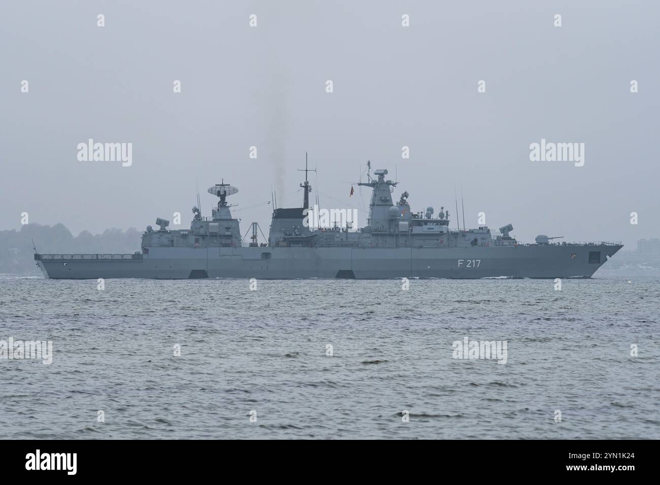 Fregata della Marina tedesca F217 Bayern in un giorno grigio di novembre nel fiordo di Kiel Foto Stock
