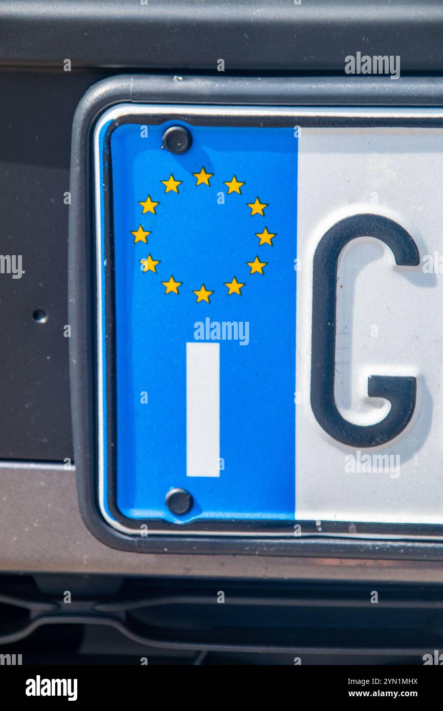 Primo piano per il simbolo i sulle targhe italiane. Foto Stock